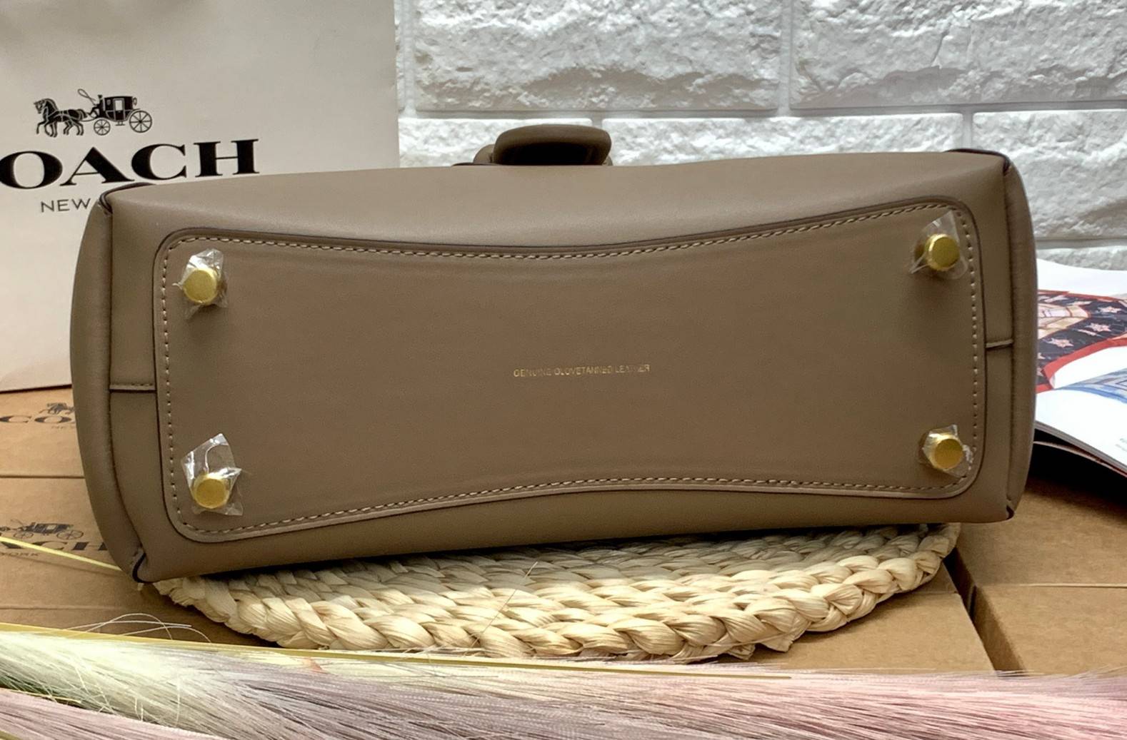 COACH COURIER CARRYALL 23 IN COLORBLOCK SIGNATURE CANVAS พร้อมส่ง 7 แบบ พร้อมส่ง ลุคดูไฮสุดๆค่ะ! กระเป๋าสะพายหนังหรูหราและคลาสสิค หนังแท้ชั้นดีที่สุด น้ำหนักเบา หนังสวยมากก สัมผัสแล้วหลงรักแน่นอนจ้าา😘