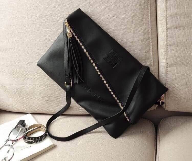 Givenchy Parfums Black Leather Clutch Gift With Purchasd From Givenchy Counter (GWP) กระเป๋าสะพายหนังนิ่มเรียบสีดำเเบบสวยดูดี เปิดปิดด้วยซิปอะไหล่ทอง หัวซิปประดับพู่ ด้านหน้ามีโลโก้ ภายในมีช่องเล็ก รุ่นนี้ใส่ ipad กระเป๋าสตางค์ มือถือ ของจุกจิกได้เยอะ ซับ