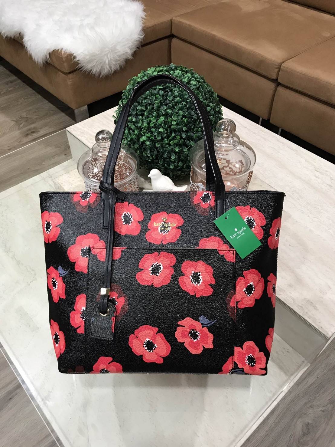 KATE SPADE New York Hyde Lane Poppies Riley Rose Tote Bag กระเป๋าสะพายทรง Tote Bag หนังสวยอยู่ทรงคอลเลคชั่น ดอก Poppies ห้อย TAG ที่หูกระเป๋าด้านหน้าประดับโลโก้ มีช่อง หน้าใส่ของได้ ภายในมีช่องซิป และช่องใส่มือถือ กว้างและจุ ใส่ ipad, notebook, เอกสาร A4 