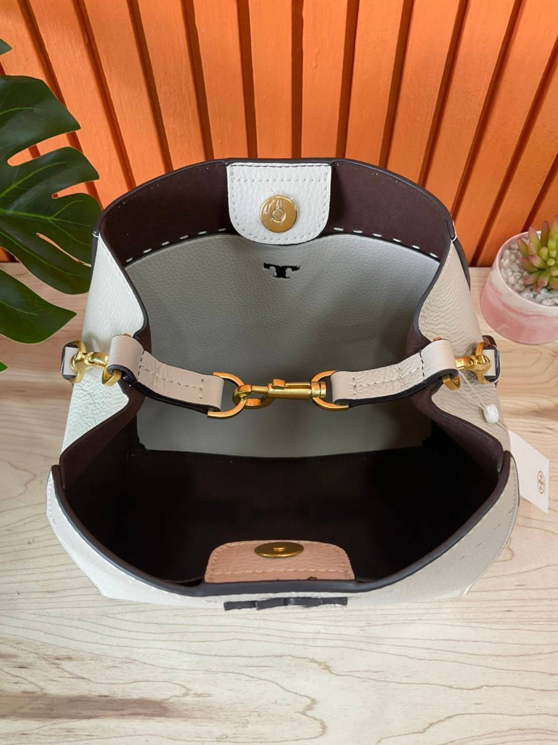 ของแท้ 💯% Tory Burch Mcgraw Hobo Bag TORY BURCH MCGRAW HOBO BAG รุ่น 51063 กระเป๋าสะพายไหล่ สะพายได้ 2 ทรง ทรงสวยไม่ตกเทรน ผลิตจากหนังแท้ หนังลูกวัว หนังนุ่ม หนังหอม น้ำหนักเบามากกก!! นิ่มสวยมากๆ