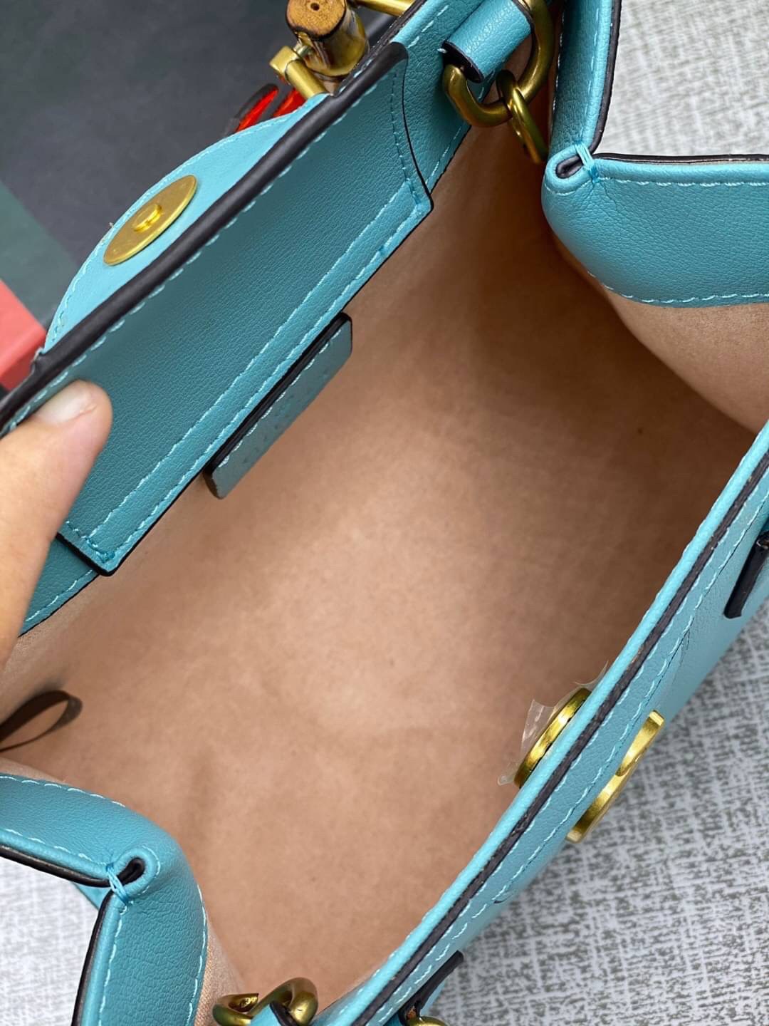 VIP GIFT 】หนังแท้ GUCCI Diana mini tote bag กระเป๋างานหูไม้ไผ่สุดคลาสสิก ดีไซน์มาใหม่พร้อมเข็ดขัดหนังสีสะท้อนแสงประดับตรงหูกระเป๋า ขนาดมินิกำลังน่ารักเลยค่ะ วัสดุหนังแท้ อะไหล่ทอง งานสวยตั้งอยู่ทรง มีสายสะพายยาว 1เส้น สามารถปรับระดับได้-ถอดได้ งานเก๋ไก๋ที