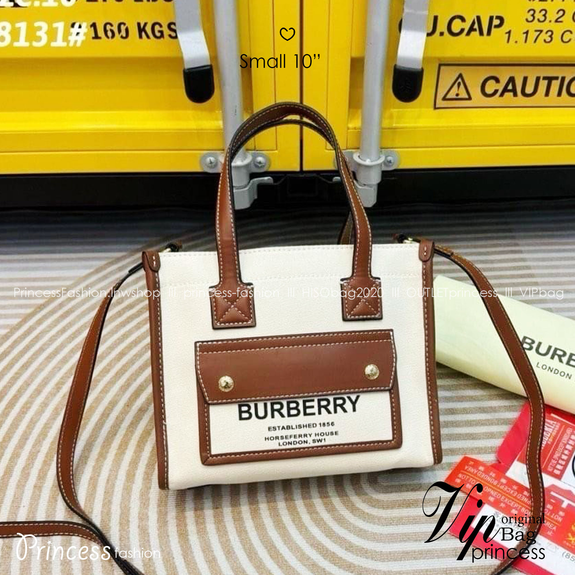 Burberry Freya Canvas Tote Bag Small กระเป๋าสะพายทรงโท้ทใบเล็กกะทัดรัดใช้งานง่าย ดีไซน์ทรงเหลี่ยมสวยอยู่ทรง ด้านหน้ามีช่องใส่ของ ภายในโล่งกว้างจุ หูจับหนังถนัดมือ