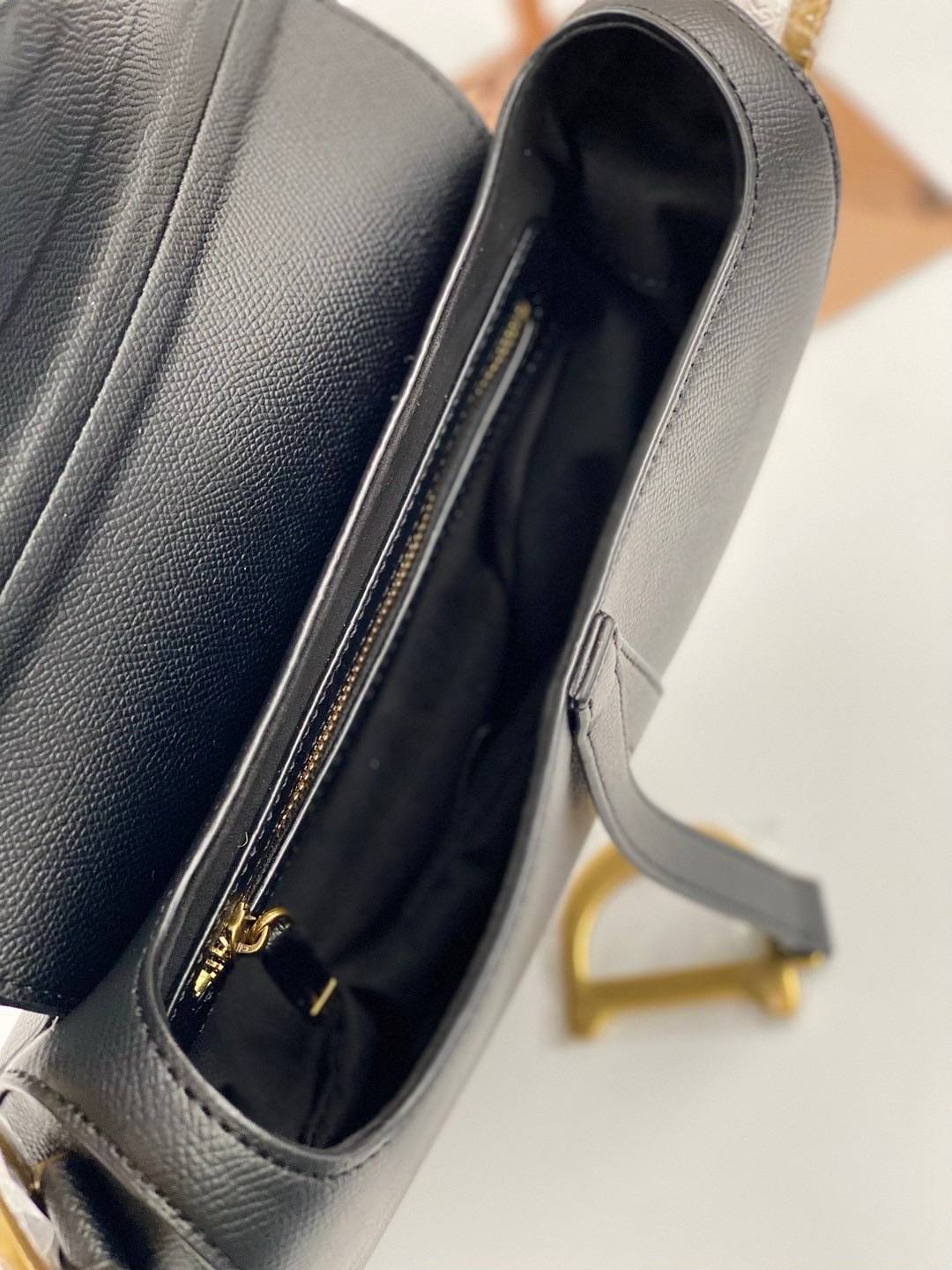 ORI หนังแท้ | DIOR Saddle Bag with Strap Grained Leather กระเป๋าถือ/สะพายทรงอานม้า รุ่นยอดนิยมที่มีเอกลักษณ์สวยงามเหนือกาลเวลา ลูกเล่นห้อยด้วยตัวอักษร D ตรงหูหิ้วมีกิมมิค CD สวยหรูดูแพง