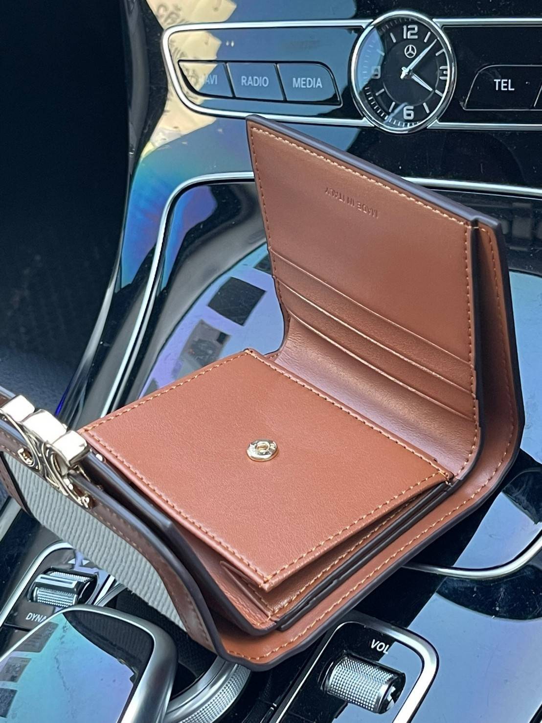 CELINE SMALL TRIOMPHE WALLET IN TRIOMPHE CANVAS กระเป๋าสตางค์ผู้หญิงทรงสั้นดีไซน์สวยงามหรูหรา ออกแบบให้เป็นทรงพับ เปิด-ปิดด้วยกระดุมที่สามารถปรับขยายขนาดกระเป๋าได้เมื่อใส่ของเยอะ ภายในแบ่งเป็น 3 พับ มีฟังก์ชั่นการใช้งานที่ครบครัน คือ ช่องใส่ธนบัตร ช่องใส่