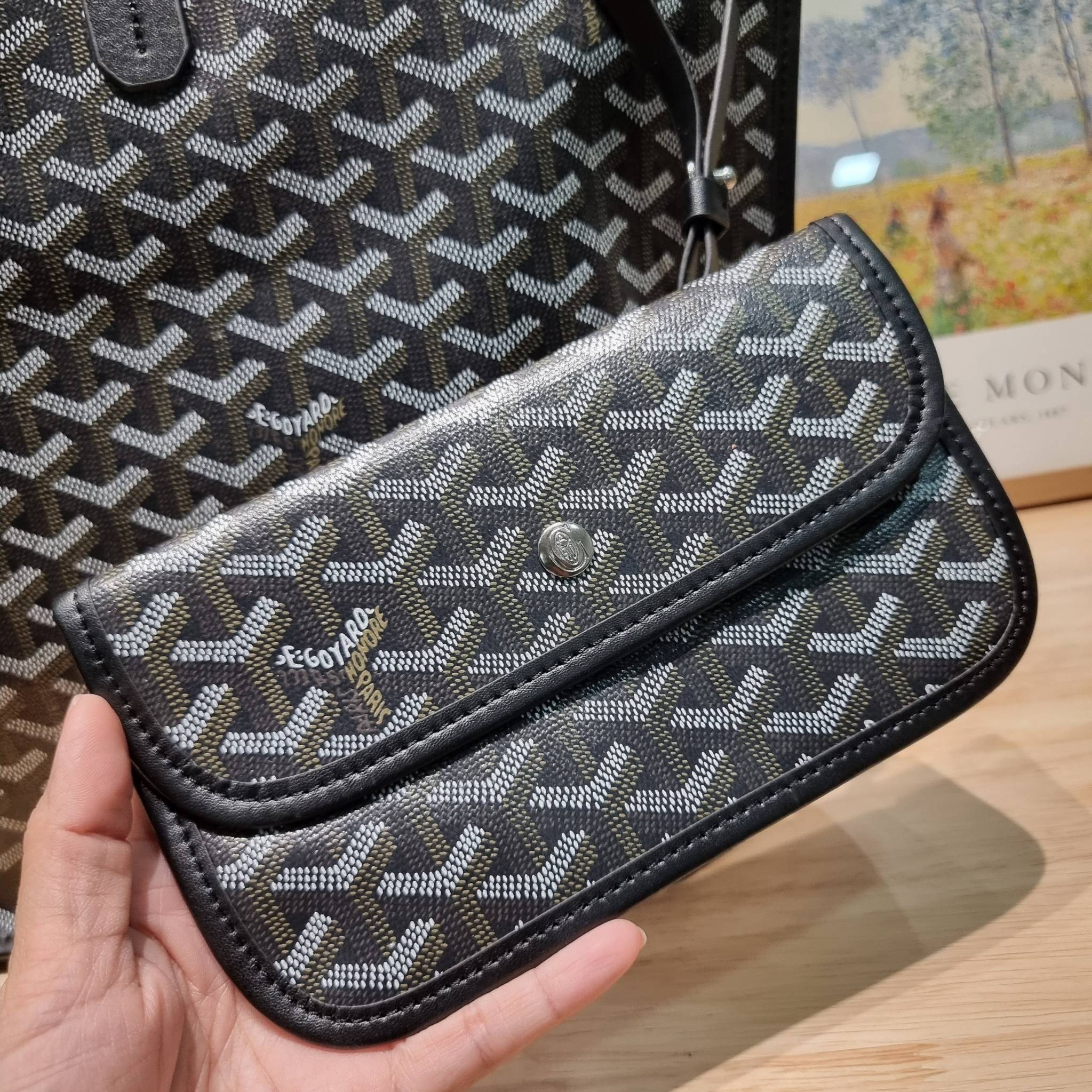 GOYARD ANJOU REVERSIBLE TOTE กระเป๋าสะพายทรงโท้ท ใบใหญ่จุใจ!! กลับด้านใช้ได้ทั้ง 2 ด้าน มาครบสีขายดี เลิศทุกสี รูปทรงคลาสสิค ดีไซน์เป็นเอกลักษณ์ ใช้งานได้หลากหลาย