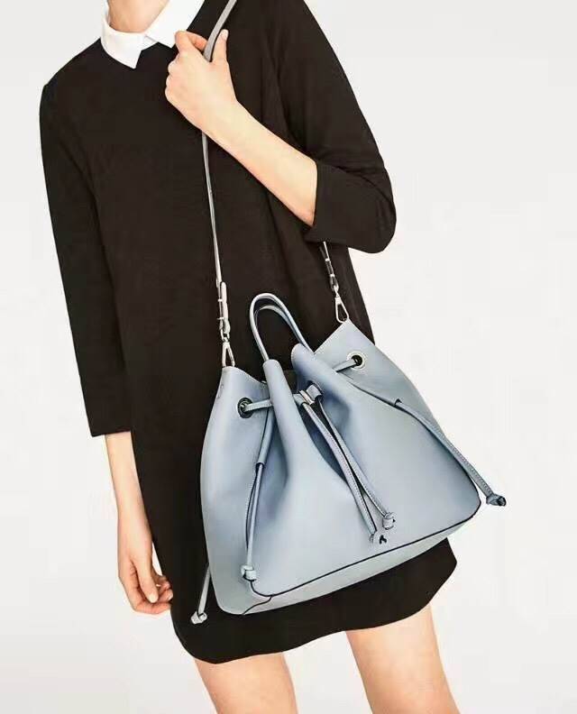 Zara bucket bag crossbody ใหม่ล่าสุดจากแบรนด์ Zara กระเป๋าสะพายทรง bucket สีสด หนังนุ่มมากกกก เนื้อดี สามารถสะพายได้ 2 แบบค่ะ แบบแรก shoulder bag ขนาดพอดีไหล่ และแบบที่สอง กระเป๋าสายยาวสามารถสะพายไหล่หรือ cross body ก็ได้ มีสายสะพายยาวมาให้สามารถถอดออกได้
