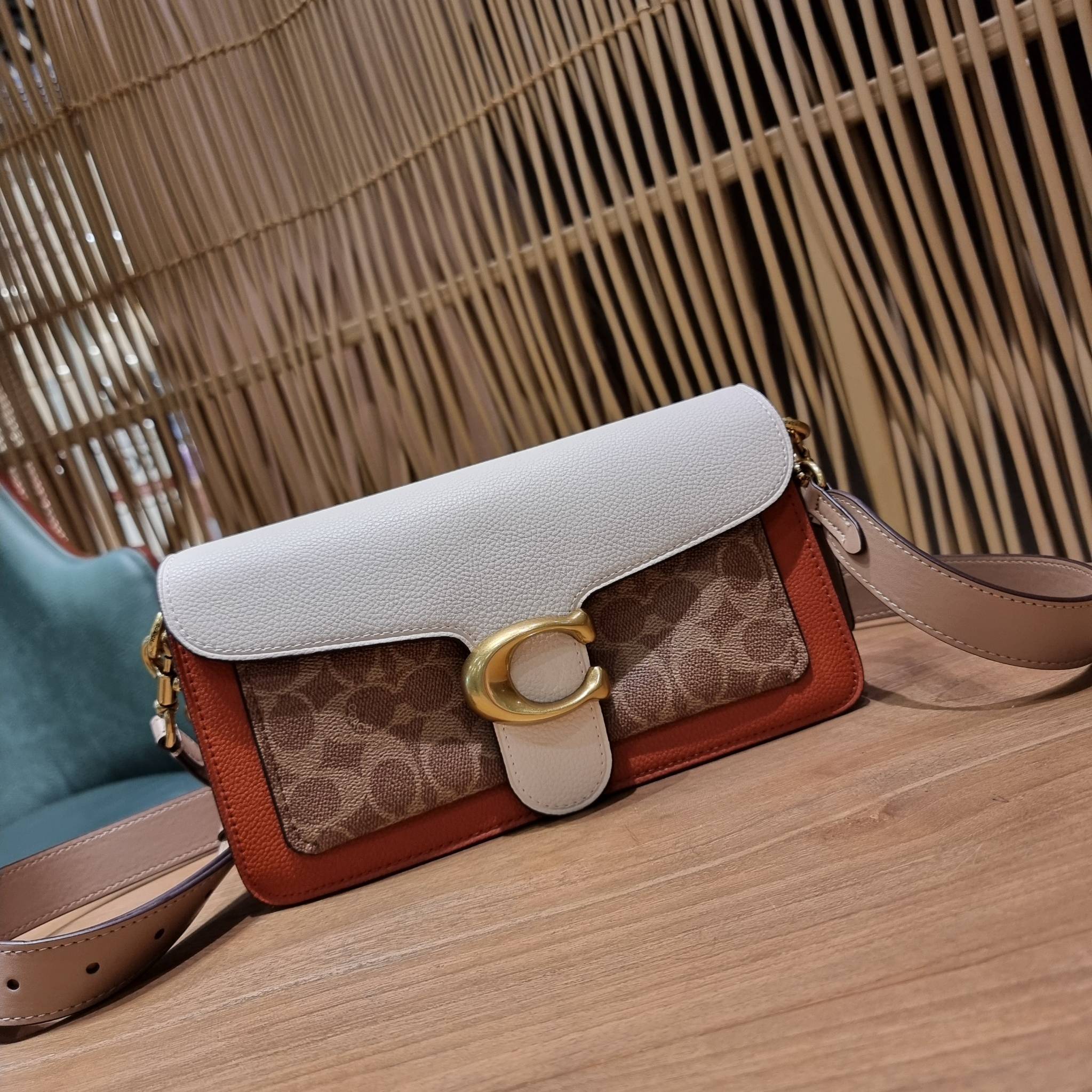 COACH TABBY SHOULDER BAG 26 IN SIGNATURE CANVAS WITH BEADCHAIN (6793,91215) กระเป๋าสะพายไหล่ ดีไซน์วินเทจย้อนยุค สวยคมชัด คลาสสิคใช้ได้ทุกลุค วัสดุหนังแท้สลับหนังแคนวาสเคลือบลาย เปิด-ปิดด้วยแม่เหล็กในตัว รับรองแน่นหนา ด้านหลังมีช่องแยก ภายในเป็นช่องโล่ง ข