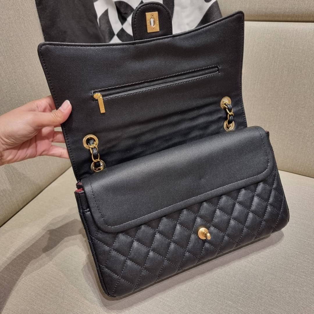 VIP 🥂 CHANEL LARGE CLASSIC JUMBO HANDBAG RARE ITEM!! CHANEL GIFT BOX SET สุดหรูชวนให้สะสมกันอีกแล้วหนึ่ง สุดยอดเดอะเบสท์ไอเท็ม พร้อมเสิร์ฟครบชุด สุดคุ้ม จัดให้กับกระเป๋ารุ่นคลาสสิคฮิตตลอดกาล ใบใหญ่จุแบบสุดๆ พร้อมกับผ้าคลุมไหล่ผืนใหญ่ ผ้าวูลนุ่มสุด