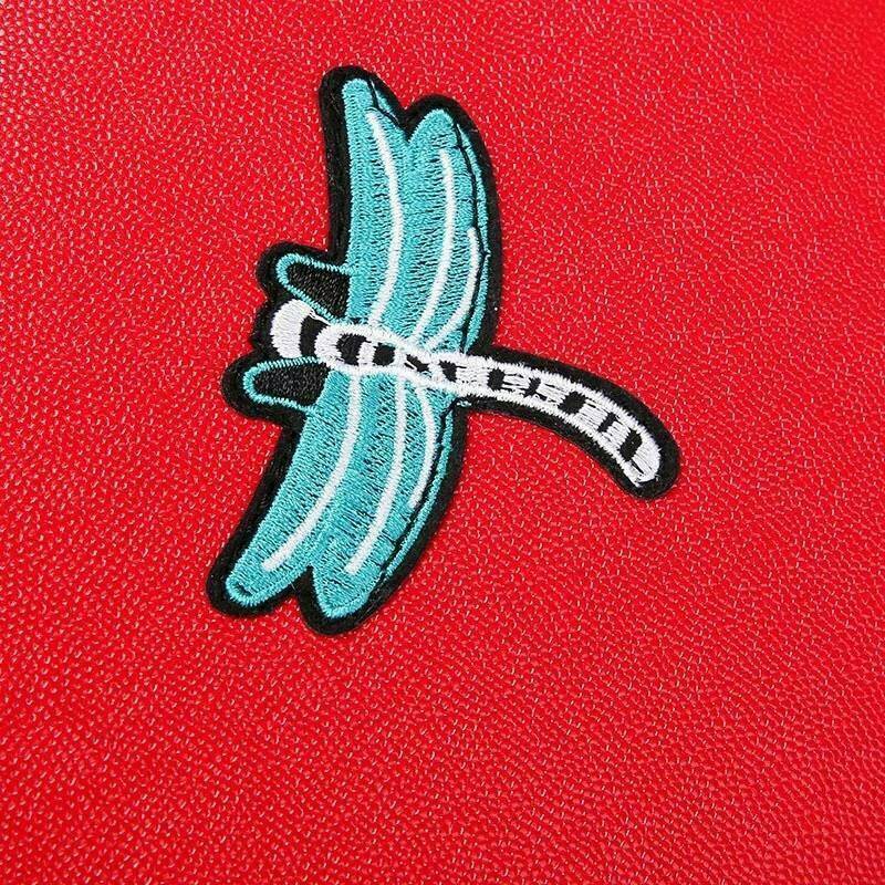 Victoria’s Secret Tote Bag 2019 กระเป๋าถือหรือสะพายลายหนังคาเวียร์ สวยด้านหน้าประดับด้วยโลโก้ ตัวกระเป๋าแต่งด้วยลายปักสวยเก๋ ปากกระเป๋าเปิดปิดด้วยซิปสะดวกใช้ ภายในมีช่องโล่งและช่องเล็กไว้แบ่งเก็บของ ใส่หนังสือ เอกสาร A4 Notebook ipad กระเป๋าสตางค์ ของใช้ไ