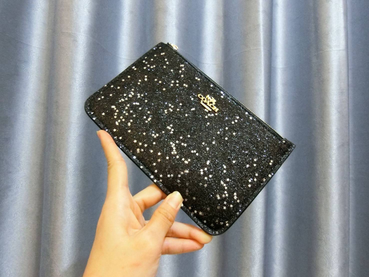Coach Star Glitter Corner Zip Wristlet / FACTORY HK กระเป๋าคล้องมือทรงคลัช ตัวกระเป๋าตกแต่งกริ๊ตเตอร์ ด้านหน้าติดอะไหล่แบรนด์ สวยหรู เปิดปิดด้วยซิป ด้านในบุผ้ากำหยี่สามารถใส่โทรศัพท์มือถือได้ทุกรุ่น มาพร้อมสายคล้องมือ 1เส้น MUST HAVE!!