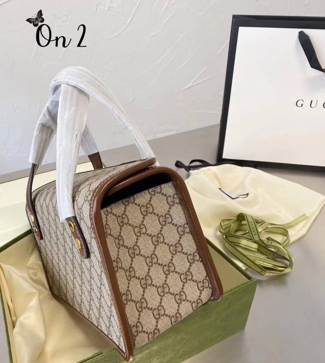 GUCCI Horsebit 1955 mini leather-trimmed printed coated-canvas tote / GUCCI Horsebit 1955 mini top handle bag กระเป๋าสะพายทรงกล่อง พร้อมสายสะพายยาว งานเปิดด้านบน หน้าติดอะไหล่ horsebit สีทองปั้มทุกจุด สวยหรูดูดีมากค่ะ