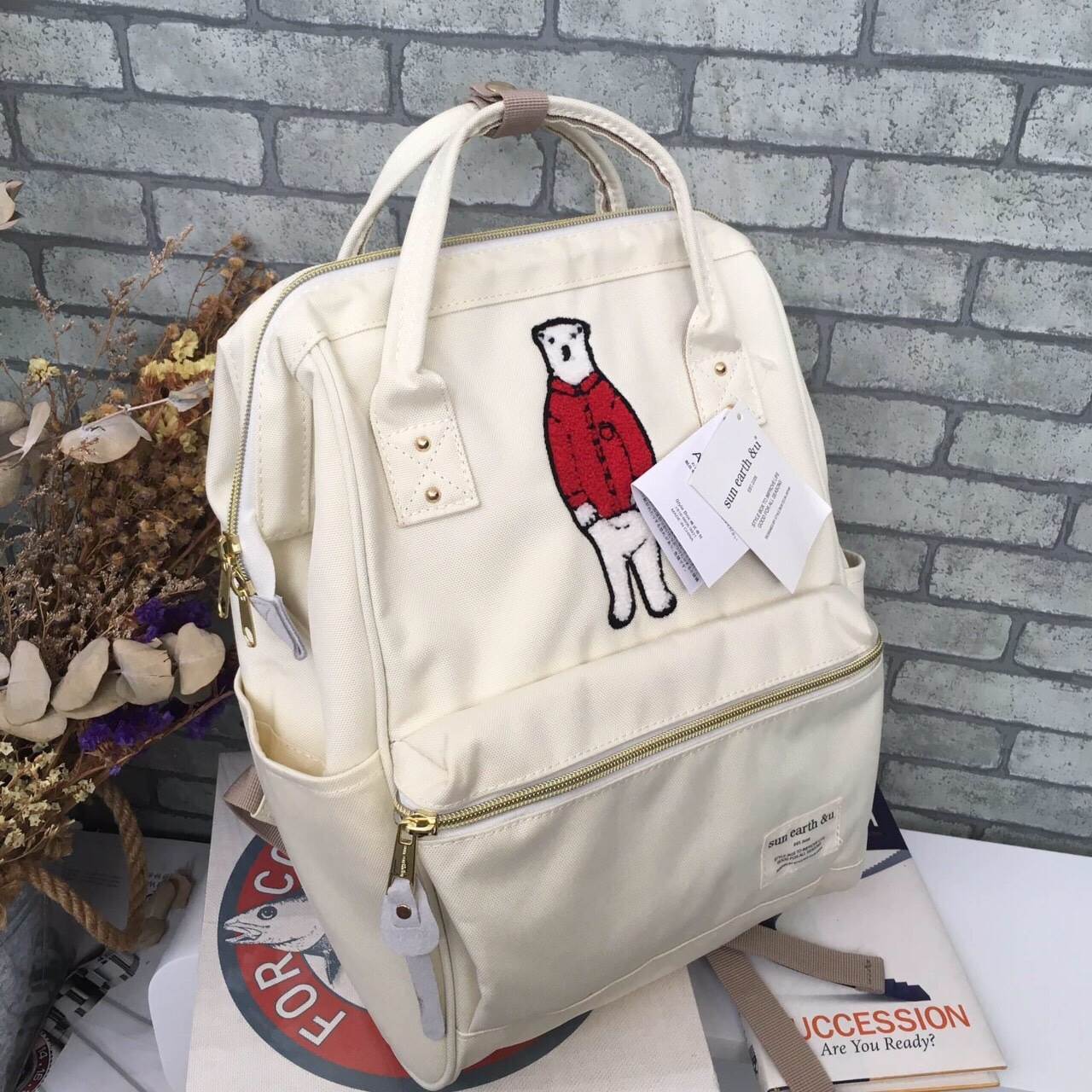 รุ่นขายดีค่า Sun earth & U รุ่นหมี Benjamin รุ่น Classic (Canvas ใบใหญ่) by anello Anello อัพเดทเทรนด์กระเป๋าที่กำลังมาแรงในตอนนี้ หลังจากที่หลายคนกำลังนิยมใช้กระเป๋าสุดฮิต อย่าง Anello จากประเทศญี่ปุ่นตอนนี้ทางแบรนด์ได้เพิ่มคอลเลคชั่นใหม่ขึ้นชื่อว่า Sun 