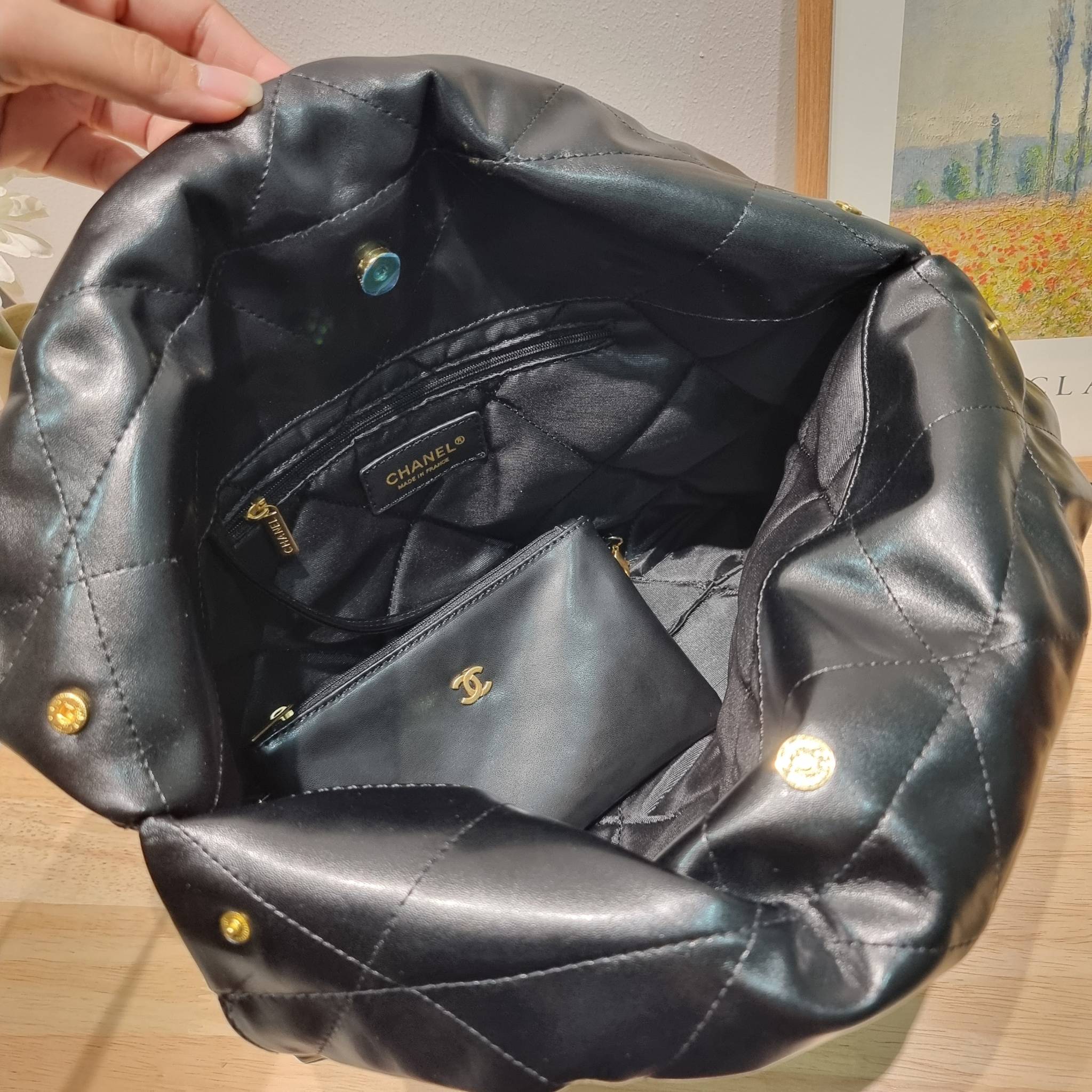 Chanel ss22 Logo CC shopping tote / Chanel 22 handbag มาแรงที่สุดในตอนนี้ก็คือรุ่นนี้เลย ใช้งานง่ายรุ่นนี้สามารถใช้ได้ทั้งผู้หญิงและผู้ชายน้า เกินต้านที่สุดกับไอเท็มนี้ ที่สาวๆหรือใครๆก็ต้องมีแล้ว!! แค่เห็นก็หลงรัก กระเป๋าทรงสวย