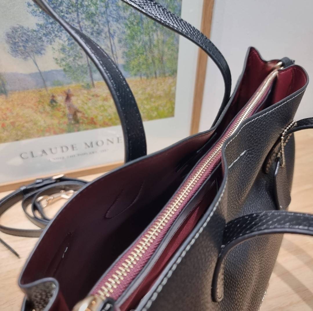 COACH HANNA CARRYALL IN SIGNATURE CANVAS / CH187 / CH195 / CH542 น้องใหม่ เรียบหรู ดูแพง กับกระเป๋าถือ/สะพายทรงสวย คงความคลาสสิค ดีไซน์ตกแต่งสายคาดจับจีบข้างกระเป๋าเพิ่มดีเทล มาพร้อมหูจับในตัว