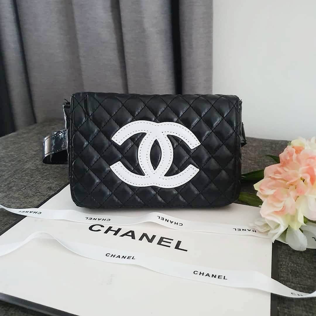 พรีเมี่ยมกิ๊ฟแท้ 100% 🎈กระเป๋า Chanel Quilted Belt Bag (โลโก้ดำ) กระเป๋า Chanel รุ่นนี้สามารถคาดอกหรือคาดเอวได้หมดค่า เปิดปิดด้วยฝาปิดกระดุมแม่เหล็ก ภายในโล่ง ซับในลายเเบรนด์ สามารถใส่ Iphone เครื่องสำอางค์ กระเป๋าสตางค์ ใส่ได้ค่ะ