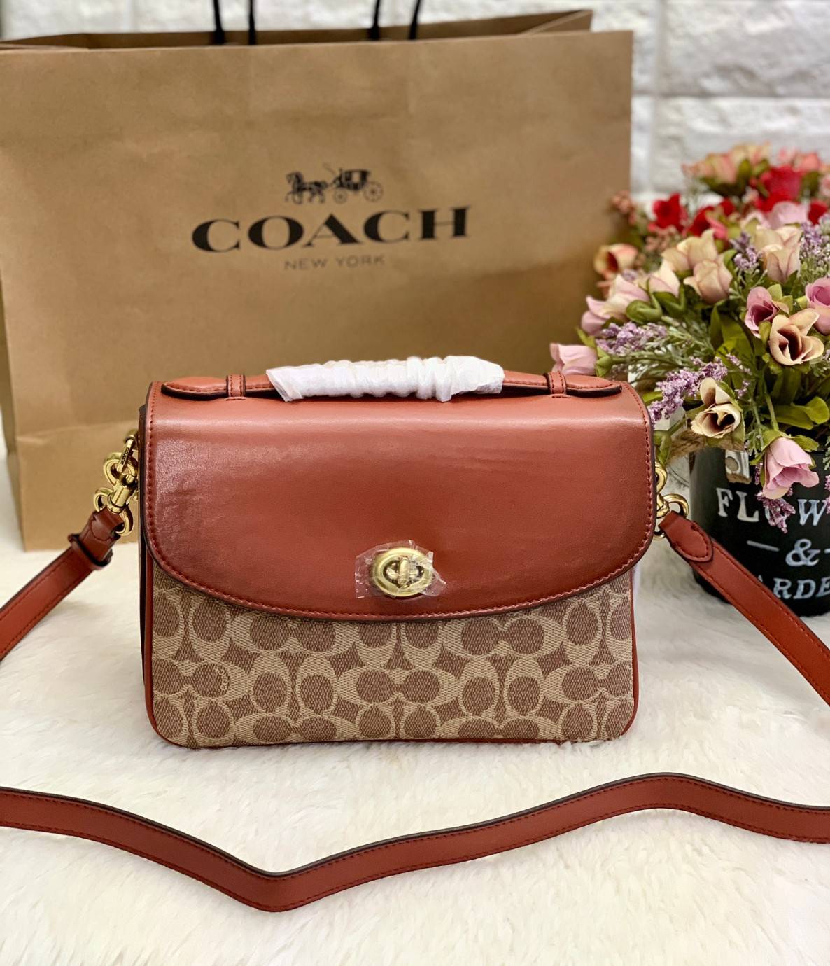 COACH CASSIE CROSSBODY BAG((68349//68348)) พร้อมส่งค่ะ! รุ่นฮิต กระเป๋าหิ้วได้//สะพายข้างหรือครอสบอดี้ร์ได้ หนังแท้นิ่มสวย เปิดปิดกระเป๋าแบบหมุนล็อค ภายในกระเป๋ามี3ช่องให้ใส่ของ แต่ล่ะช่องกว้าง สามารถใส่กระเป๋าเงินใบยาวได้;ของอื่นๆได้จุทีเดียวค่ะ ;มีช่องซ