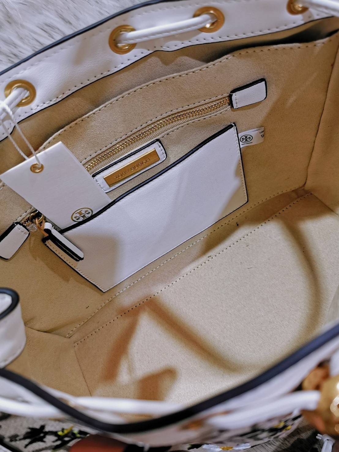 ของแท้ 💯% TORY BURCH FACTORY MONOGRAM JACQUARD TOTE BAG กระเป๋าถือหรือสะพายรุ่นล่าสุดดีไซน์ยอดนิยมจาก TORY BURCH FACTORY OUTLET วัสดุ Woven Jacquard & Leather ทอลาย Jacquard Singnature