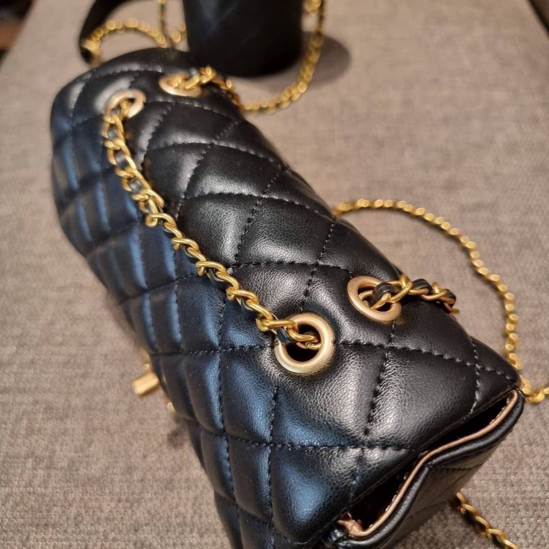 VIP 🥂 เซ็ทคือที่สุดของความคุ้ม CHANEL GIFT BOX SET สุดหรูชวนให้สะสม สุดยอดไอเท็มหายากพร้อมเสิร์ฟครบชุด สุดคุ้ม มาพร้อมกระเป๋าสะพายถึง 2 ใบ สุดหรูลิมิเต็ด หาไม่ได้ง่ายๆ ในคอลเลคชั่นภายในสีทอง และที่พิเศษยังมีน้ำหอมตัวท็อปมาให้อีก chanel no.5 ที่แสน