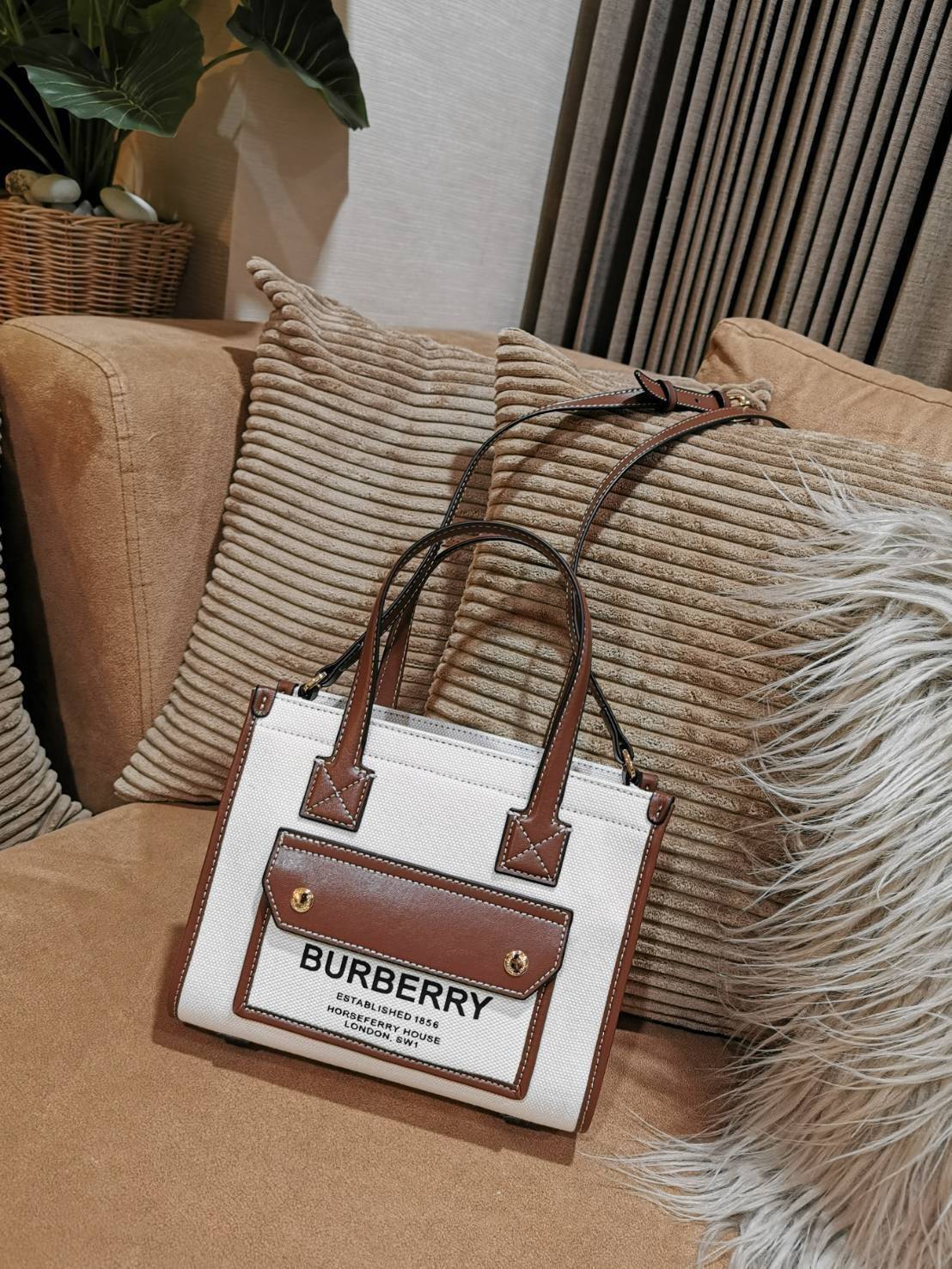 BURBERRY FRAGRANCES CROSSBODY BAG VIP GIFT WITH PURCHASE (GWP) พรีเมี่ยมกิ๊ฟ Limited Edition จาก BURBERRY PERFUME วัสดุ Canvas & Leather ทรงเหลี่ยม TwoTone ดีไซน์สวยอยู่ทรง ด้านหน้ามีช่องใส่ของ ภายในโล่งกว้าง สามารถใส่กระเป๋าสตางค์ยาว มือถือ ของใช้ได้เยอะ