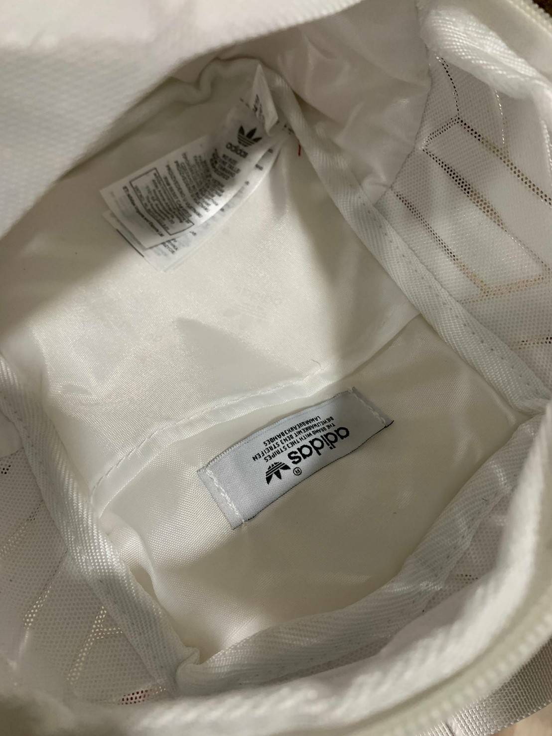 Adidas Originals 3D Mini Airline Waist Bag กระเป๋าสะพายสไตล์สปอร์ตทรงคาดอกรุ่นใหม่ดีไซน์สุดฮิตสไตล์ ISSEY MIYAKE เปิดปิดด้วยซิปคู่ปั้มโลโก้แบรนด์ ภายในสกรีนโลโก้ ช่องกว้างมีช่องใส่มินิไอแพค ใส่กระเป๋าสตางค์ยาวได้ ผลิตจากวัสดุที่โปร่ง ป้องกันการอับชื้นได้ด