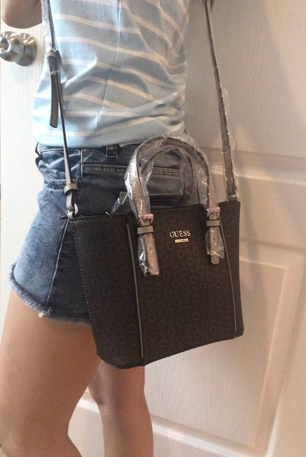 GUESS Factory Women's Diem Logo-Print Mini Tote Bag กระเป๋าถือหรือสะพาย วัสดุpolyesterกันน้ำได้ มีลายsignatureลาย G รอบใบ เปิดปิดด้วยซิปเดียวด้านบน ภายในบุผ้าลายsignatureเช่นเดียวกับด้านนอก สายและหูจับปรับระดับได้ ใช้งานได้หลายโอกาสคร้า!!