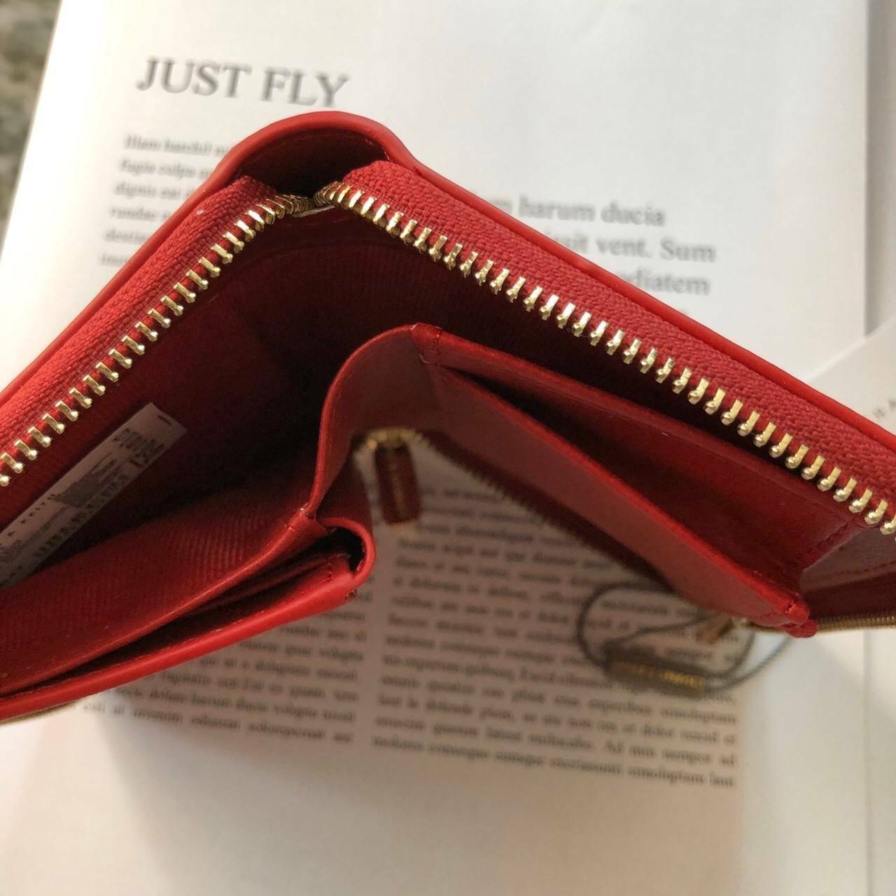 กระเป๋าสตางค์ใบสั้น CHARLES & KEITH เปิด - ปิดกระเป๋าด้วยซิปรอบ ด้านในมีช่องใส่บัตร ช่องใส่ธนบัตร ช่องใส่รูป และช่องซิปค่ะ