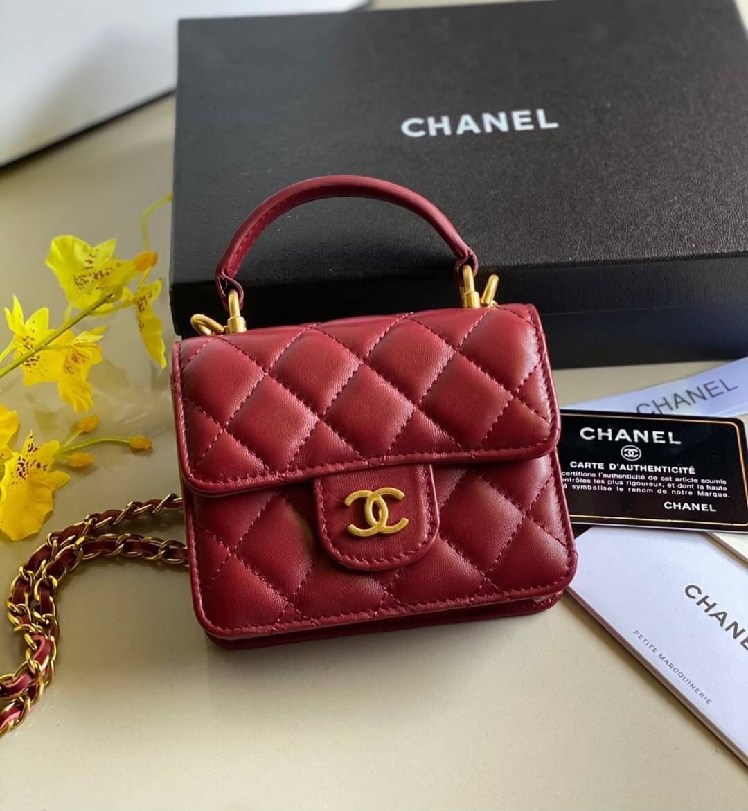 หนังแท้ VIP GIFT CHANEL MINI BLACK BAG รุ่นยอดนิยมไอเท็มฮิตวัสดุหนังแท้เรียบสวยคลาสสิคเปิดปิดด้วยฝาปิดกระดุมด้านหน้ามีโลโก้แบรนด์อะไหล่ทองสวยหรูดูดีมากกกก มาพร้อมสายโซ่ทองร้อยหนังจะสะพายไหล่ หรือ Crossbody ก็ดูดี ภายในโล่งกว้าง ตัวจริงสวยน่าใช้ Chanel min