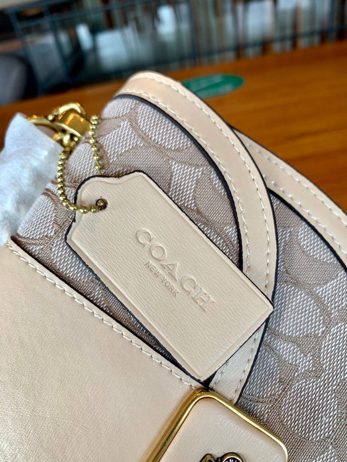 COACH ALIE SADDLE BAG IN SIGNATURE JACQUARD (C4694//C3464) New item!! กระเป๋าสะพายทรง saddle ดีไซน์วินเทจย้อนยุค แฝงความหรูในตัวด้วยอะไหล่สีทองเหลือง โดดเด่นไม่ซ้ำใครแน่นอน วัสดุผ้า jacquard สลับหนังแท้ ภายในเป็นช่องโล่ง มาพร้อมสายสะพายครอสบอดี้ ที่สามารถ