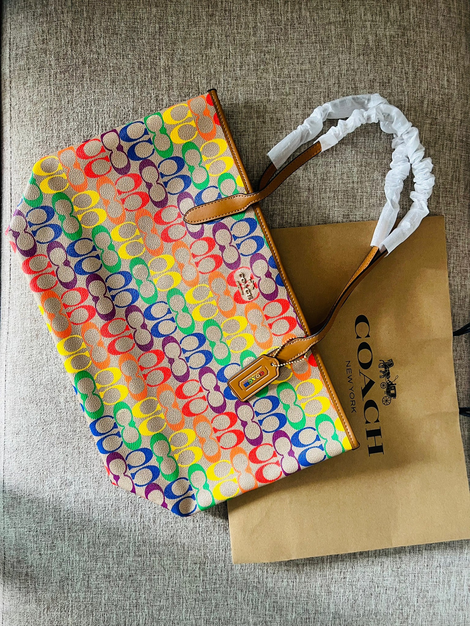 COACH CITY TOTE IN RAINBOW SIGNATURE CANVAS C4181 กระเป๋าสะพายข้างทรงโท้ทใบใหญ่ หนังลาย C สกรีนลายโค้ช รุ่นนี้ ปากกระเป๋าไม่มีชิป มีกระดุม แม่เหล็ก ด้านในมีช่องซิปไว้ใส่กระเป๋าเงินได้คะ เป็น รุ่นยอดนิยมคะ จุของได้เยอะมาก