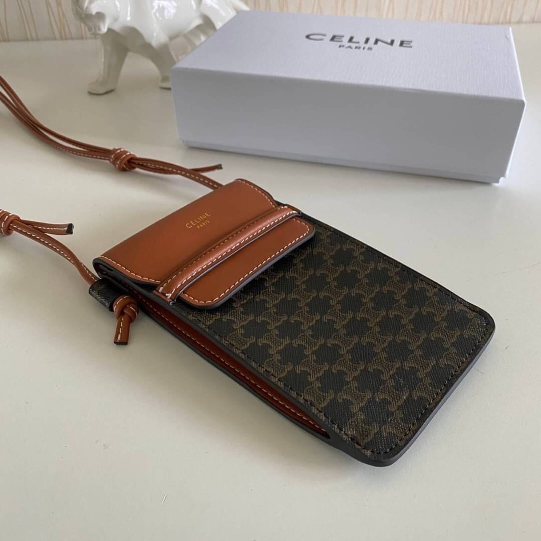VIP 】พร้อมส่งที่ไทย!! CELINE Phone Pouch With Flap In Triomphe Canvas And Lambskin