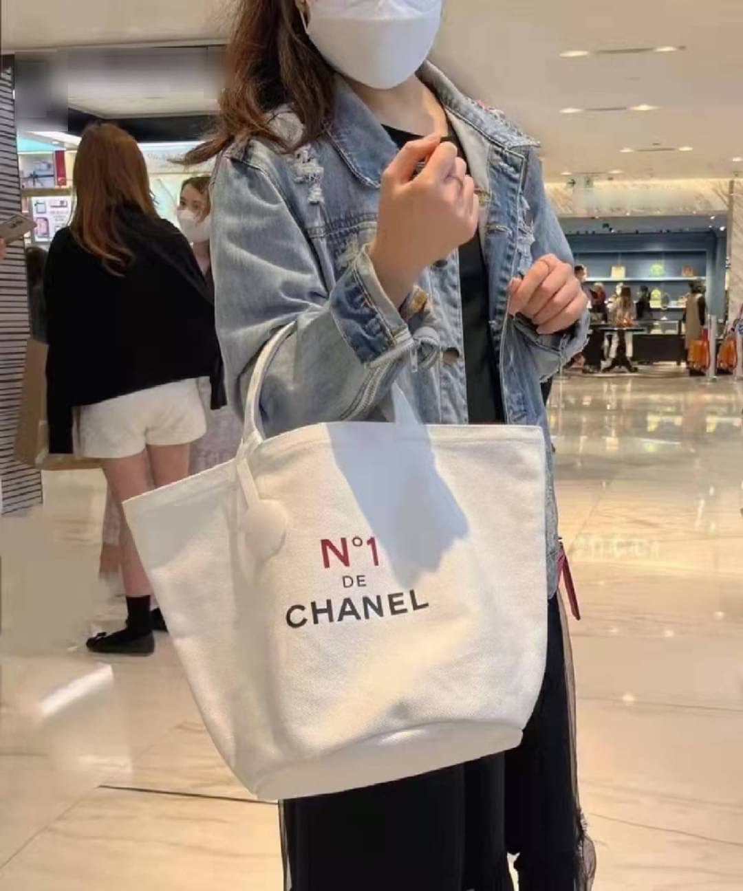 Chanel tote bag no.1 / CHANEL MINI COTTON SHOPPING BAG กระเป๋าผ้าช็อปปิ้งงานพรีเมียม ตัวกระเป๋าผ้า ผลิตจากวัสดุออแกนิค คอตตอน100% สีขาวครีม สกรีนลายด้านหน้า ขนาดกำลังดี ฐานเป็นทรงกลม ทำให้จุได้ได้ค่อนข้างเยอะ น้ำหนักเบา เหมาะกับวันสบายๆเลยค่า
