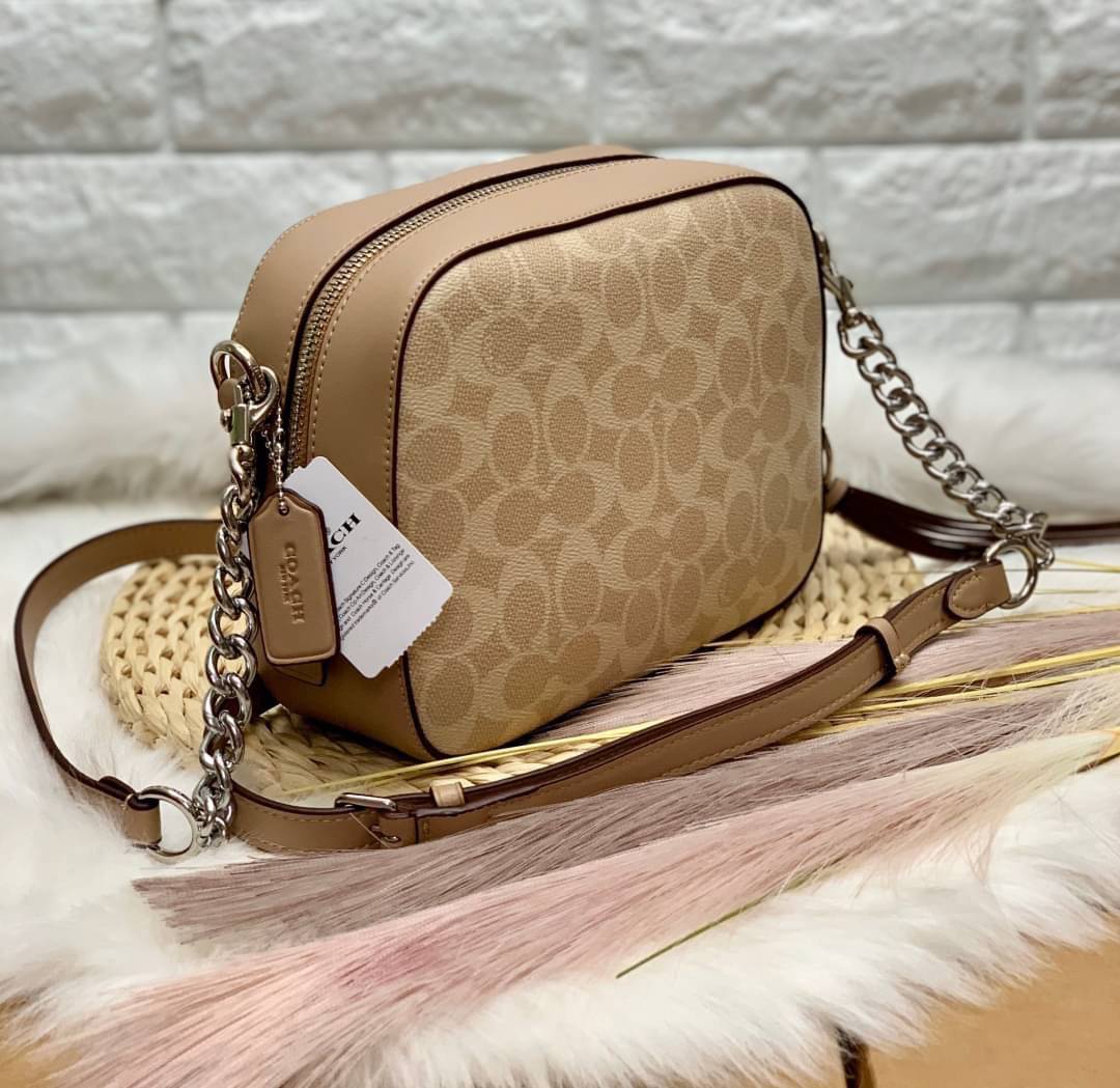 สินค้าขายดี พร้อมสีใหม่ 3สี ในไทยยังไม่มีค่ะ !! COACH SIGNATURE CROSSBODY BOX BAG ((F31208)) กระเป๋าสะพายวัสดุหนังแท้ จาก coach factory outlet หนังนิ่ม ทรงสวย ตัวกระเป๋าลายแบรนด์ ตัดขอบหนังเรียบได้สวยงามค่ะ ด้านหน้า-หลัง มีช่องสำหรับใส่ของ เปิดปิดกระเป๋าแ