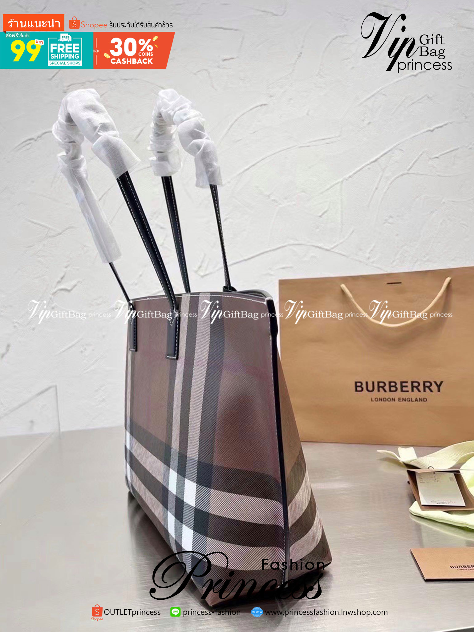 Burberry Check Leather Medium Tote / Burberry Tote Bag กระเป๋าช้อปปิ้งทรงโท้ท ใบใหญ่ หน้าติดอะไหล่แบรนด์สีทอง ช่องกว้างใช้งานง่าย ใส่ของได้เยอะเลยค่ะโดดเด่นด้วยลวดลายคลาสสิก วัสดุผ้าแคนวาส ภายในโล่งกว้างมาก ใส่ของได้สบาย หิ้วไปเที่ยวต่างจังหวัด สะพายไปต่า