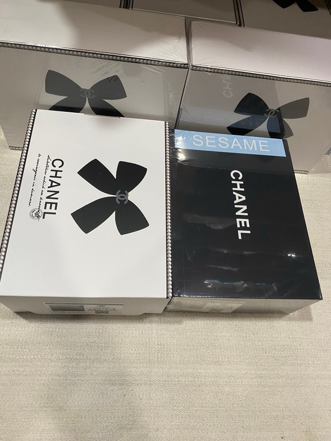 CHANEL Classic Medium Flap Bag กระเป๋าสะพายคลาสสิกรุ่นยอดนิยมตลอดกาล ดีไซน์เรียบหรูหราขับผิว งานหนังแท้สวยมาก มีอะไหล่เงินและทอง สุดยอดเดอะเบสท์ไอเท็ม