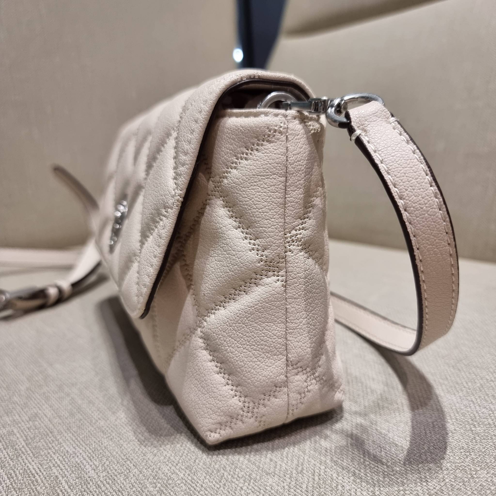 TORY BURCH WILLA MINI SHOULDER BAG ใหม่ล่าสุด พร้อมเสิร์ฟไม่ต้องรอพรีฯ กระเป๋าสะพายดีไซน์เลิศ ทรงสวย กะทัดรัด สะพายคล่องตัว ดีไซน์บุนวม เส้นคมสวยหรู