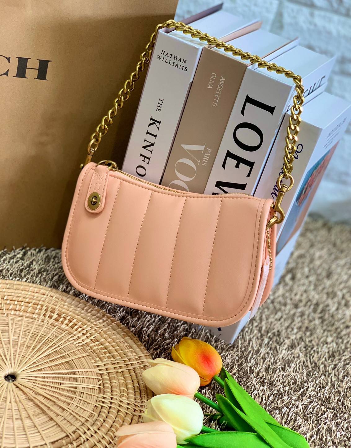 COACH SWINGER 20 WITH QUILTING ((C3490)) พร้อมส่งที่ไทย ออกใหม่ล่าสุดค่ะ! กระเป๋าหิ้วหรือคล้องไหล่ ใบขนาดกระทัดรัด หนัง Nappa แบบนวมล่าสุดค่ะ! เปิดปิดกระเป๋าแบบหมุนล็อค ภายในสามารถใส่มือถือได้;กระเป๋าเงินใบสั้นได้;พาสปอร์ตได้;พร้อมช่องเสียบบัตรได้อีกสามช่