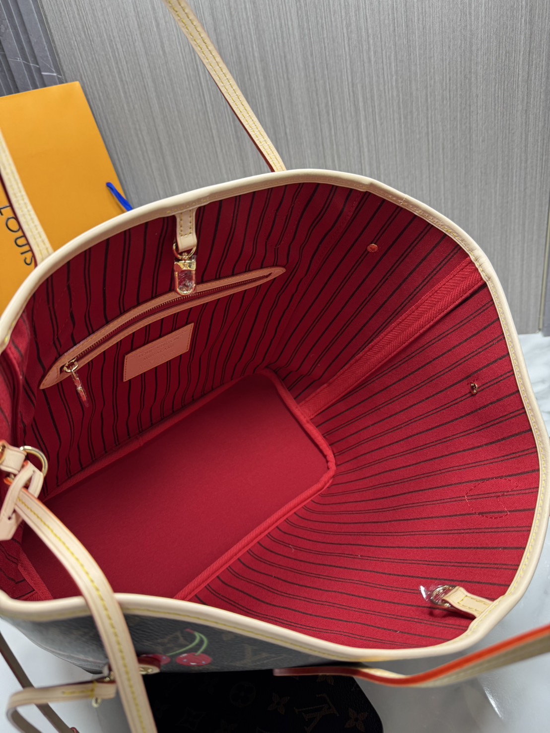 TOP ORI หนังแท้ | LV x TM - Neverfull MM Bag Monogram cherry canvas กระเป๋าสะพายทรงโท้ทเอกลักษณ์ที่หรูหรา Monogram แคนวาสคลาสสิกตกแต่งดีเทลลายเชอร์รี่สีสันสดใส ปรับลุคให้มีชีวิตชีวาอีกครั้งด้วยธีมแสนสนุก