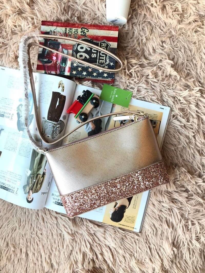 Kate Spade New York Greta Court Ramey Gritter Crossbody Bag กระเป๋าสะพายที่มีดีเทลเป็นกริชเตอร์วิ้งที่ก้นกระเป๋า ด้านบนหนังsaffiano เปิดปิดด้วยซิปเดียวด้านบน ภายในใส่กระเป๋าสตางค์ยาว มินิไอแพคได้ สายสะพายยาว118cmปรับไม่ได้ ขนาดกำลังดีสวยน่าใช้เลยคร้า!!