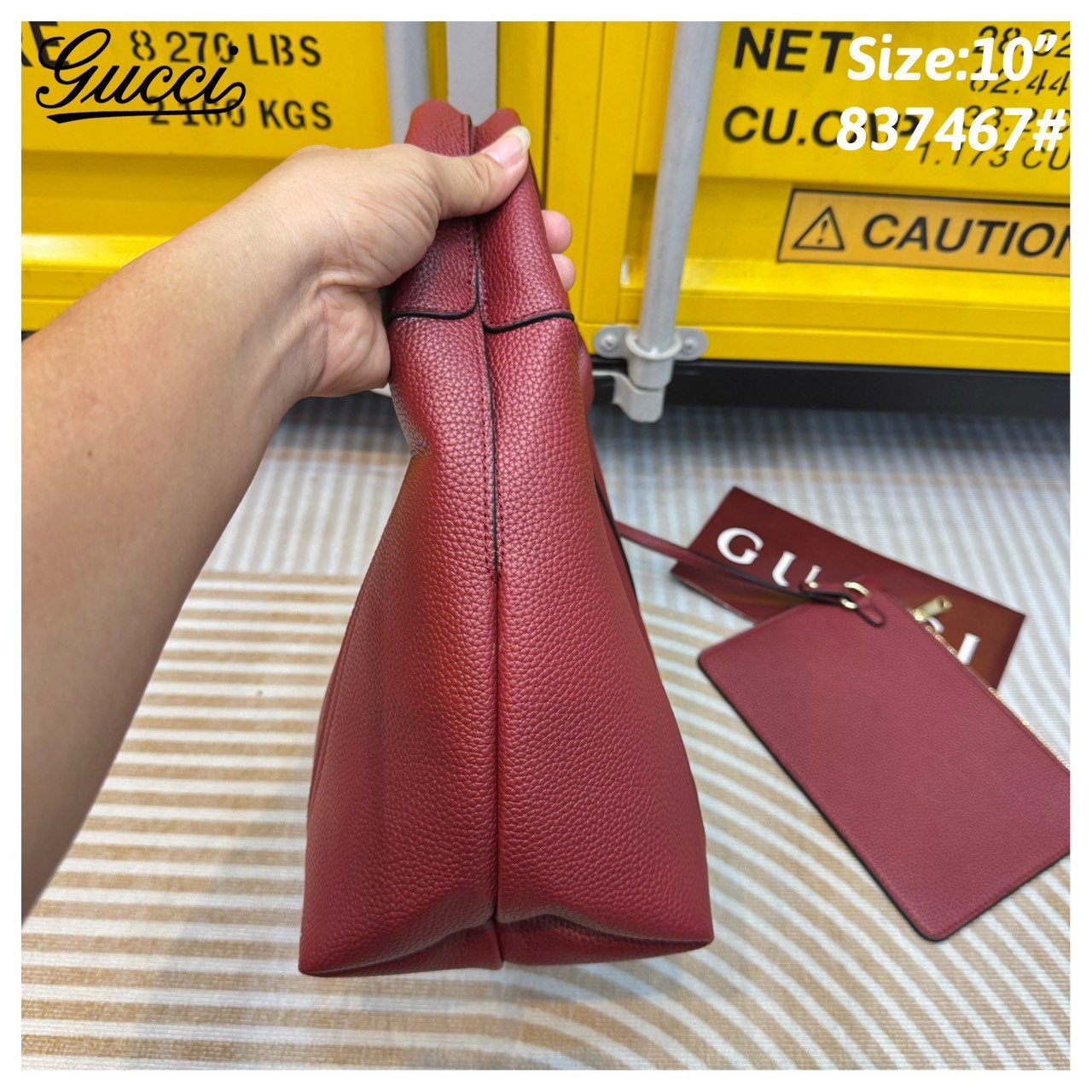 Gucci Softbit medium top handle bag กระเป๋าทรงโฮโบโฉมใหม่ อะไหล่เป็นเอกลักษณ์ของแบรนด์ในรูปแบบ Horsebit ครึ่งรูปขนาดใหญ่ หรูหราและใช้งานสะดวก รูปทรงสไตล์สบายๆ หนังลายเกรนสวยหรูนุ่มนวลพร้อมเท็กเจอร์อันโดดเด่น