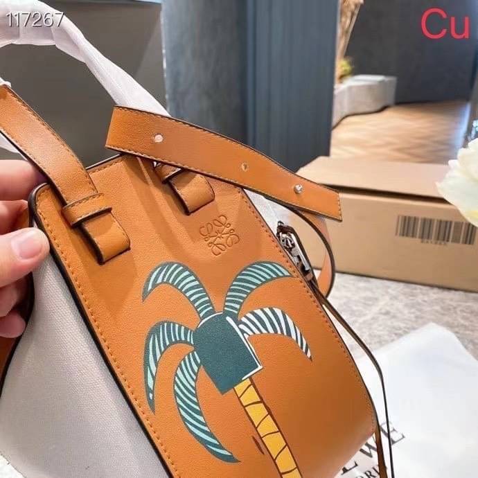 Loewe Hammock Bag / Loewe Small Hammock Leather Bag กระเป๋าถือหรือสะพาย รุ่น Rare items สุดๆ หนังสวยดีไซน์มีเอกลักษณ์ ใบขนาดกำลังดี น้ำหนักเบา สามารถปรับได้หลายทรง ด้านข้างมีซิปปรับขยายได้ ภายในโล่งกว้าง ใส่กระเป๋าสตางค์ กล้อง มือถือ ของใช้ได้เยอะ