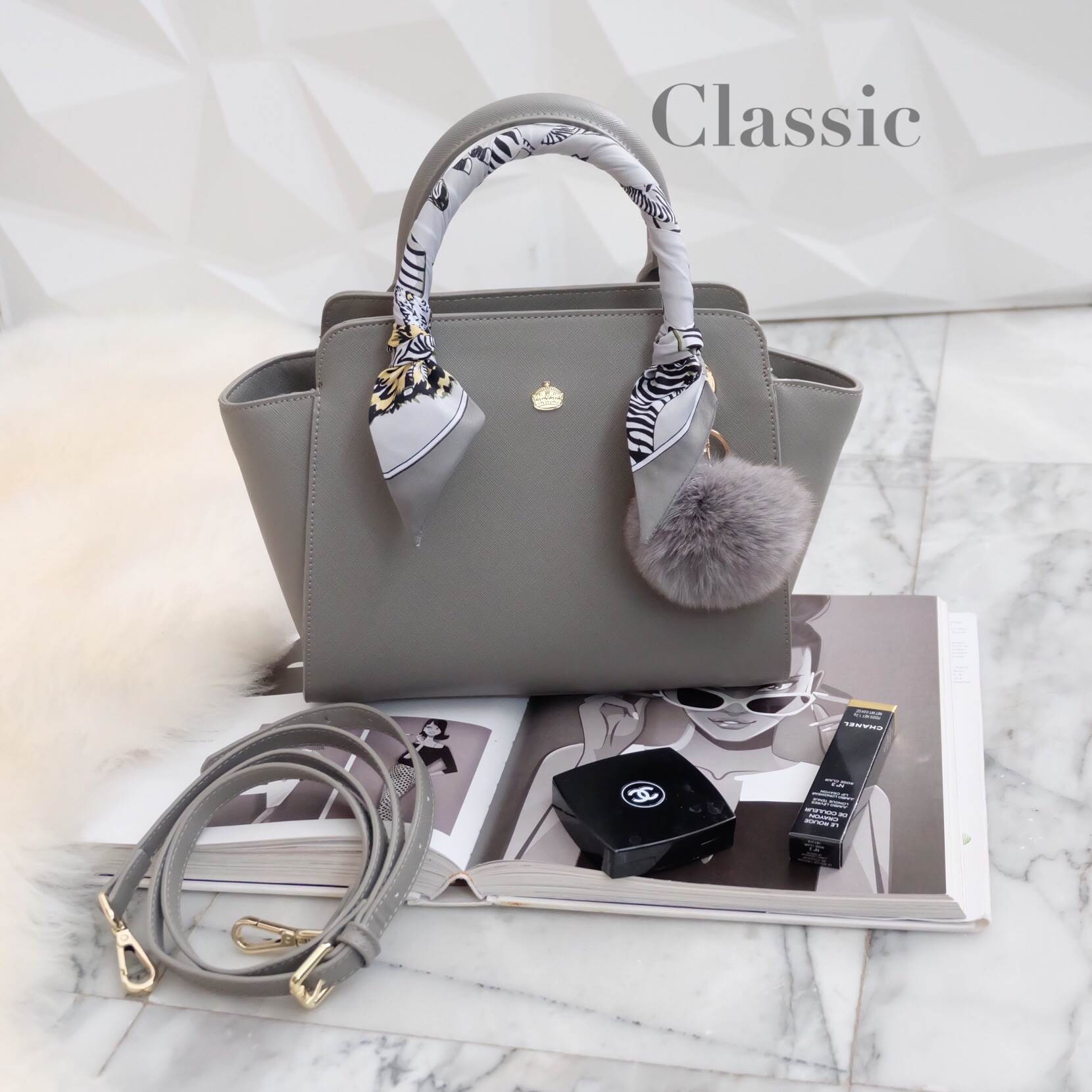 รุ่นขายดีตลอดกาล กระเป๋าหนัง saffiano สวยมากๆค่า รุ่น KEEP Infinite office bag สวย น่ารัก ขนาดตอบทุกโจทย์การใช้งาน เห็นแล้ว **หลงรักเลยคะ 🌲ตัวกระเป๋าขนาดกำลังดีหนังsaffiano ลายสวยที่สำคัญ ดูแลรักษาง่าย ประดับด้วยผ้าพันหูกระเป๋ารุ่นพิเศษ ทำให้กระเป