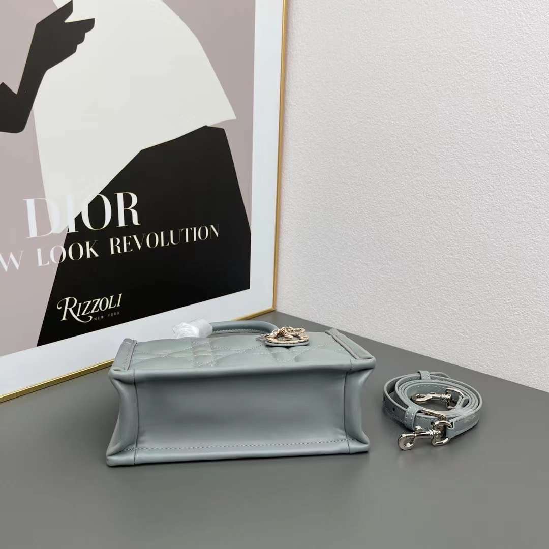 Dior mini book tote macro cannage bag กระเป๋าทรงโท้ทสุดฮิต ไซส์มินิ ดีไซน์ใหม่ หนังสวย พกพาไปไหนก็ได้ คล่องตัวและแมตช์ง่ายสุดๆ เกรดท็อปไฮเอน 1:1 ใช้งานต่างประเทศได้