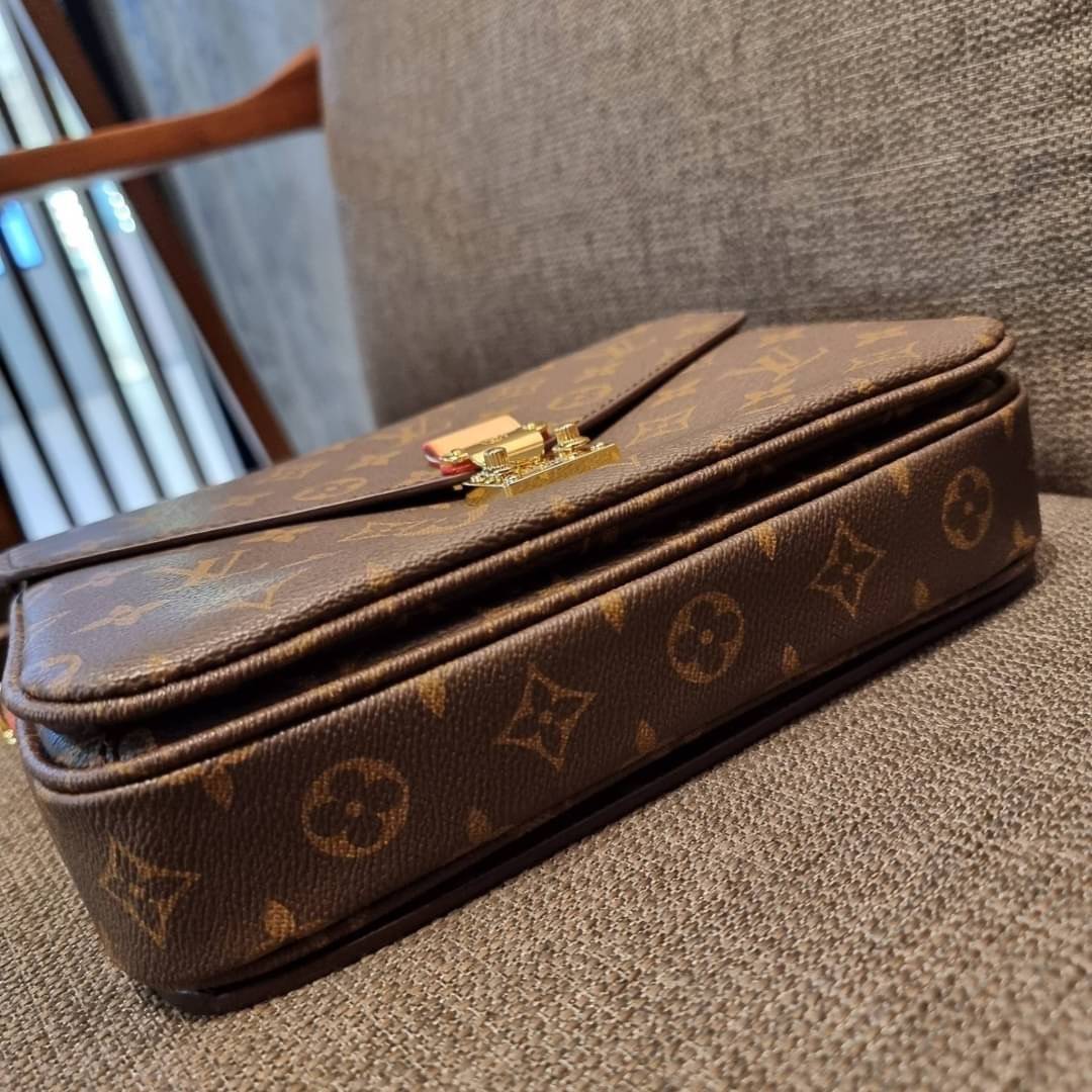 ยกระดับให้ตัวเอง กับไอเท็มสุดเลิศ ที่สาวๆตามหา LV pochette metis กระเป๋าถือ/สะพายทรงสวย คลาสสิค ดีไซน์เรียบง่าย แต่แฝงความหรู วัสดุหนังแคนวาสคุณภาพดี เปิดปิดด้วยตัวบีบล็อค ด้านหลังมีช่องซิปแยก ภายในซับสวยงามมาก ดูแพงที่สุด แบ่งสัดส่วนดูเหมาะ น่าใช้จริงๆ ส