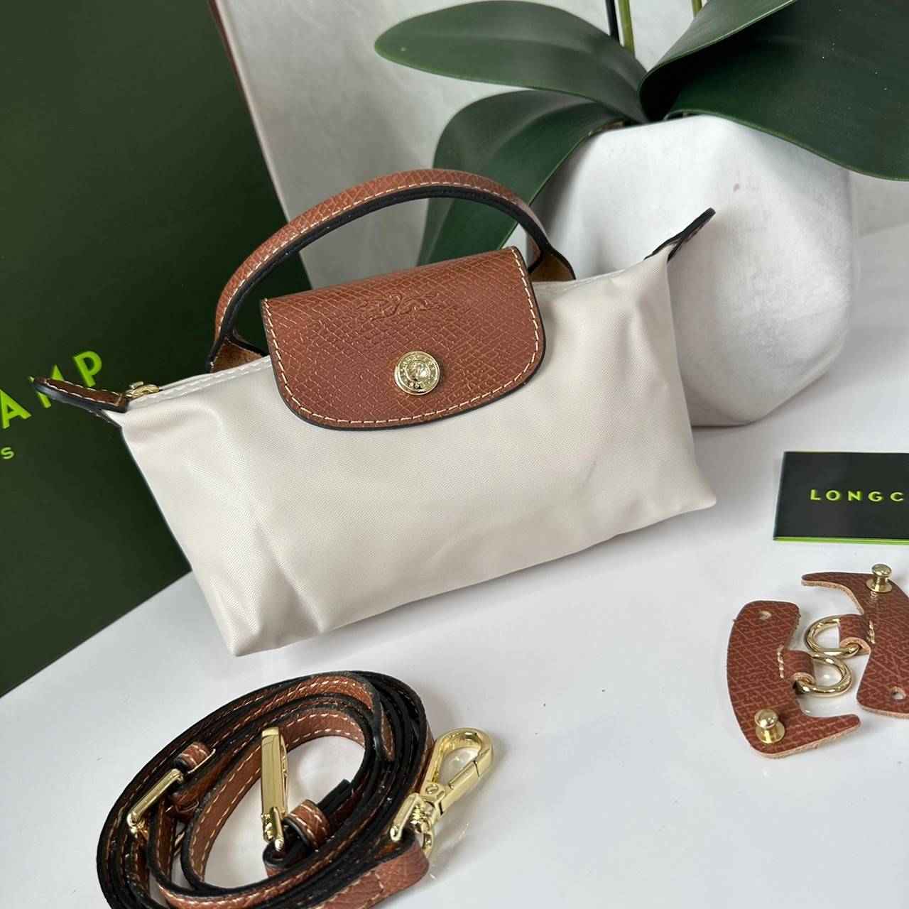 LONGCHAMP LE PLIAGE ORIGINAL Pouch with handle กระเป๋าใบเล็กขนาดกระทัดเหมาะกับใส่ของจำเป็นจุกจิก กันน้ำได้ พร้อมส่ง