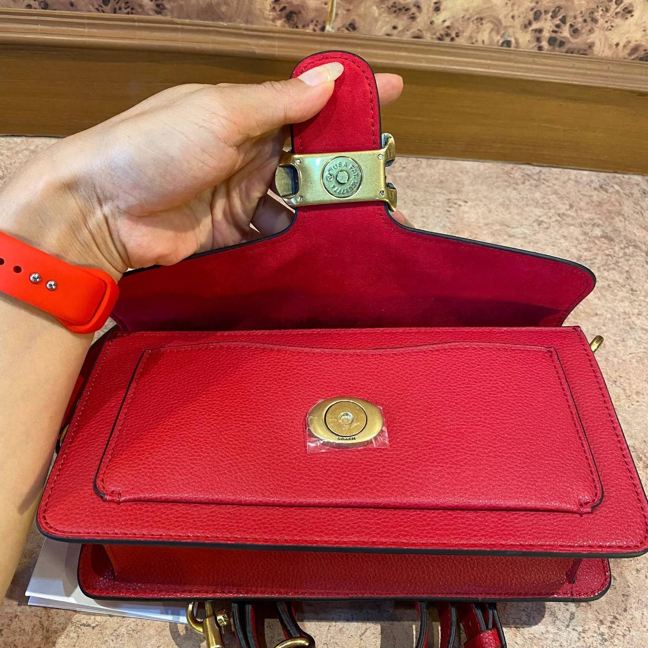 COACH TABBY SHOULDER BAG 26 ((73995)) พัฒนามากจากกระเป๋า Coach รุ่นดังยุค 1970 ทำจากผ้า Canvas เคลือบลายซิกเนเจอร์ หนังลายกรวดและหนังกลับ ด้วยวัสดุคลาสสิค มากับสายที่ถอดได้ถึง 2 สาย ไม่ว่าจะเป็นสายหิ้วหรือสายสะพาย หนังลายกรวดและหนังลูกวัวแบบเนื้อละเอียด แ