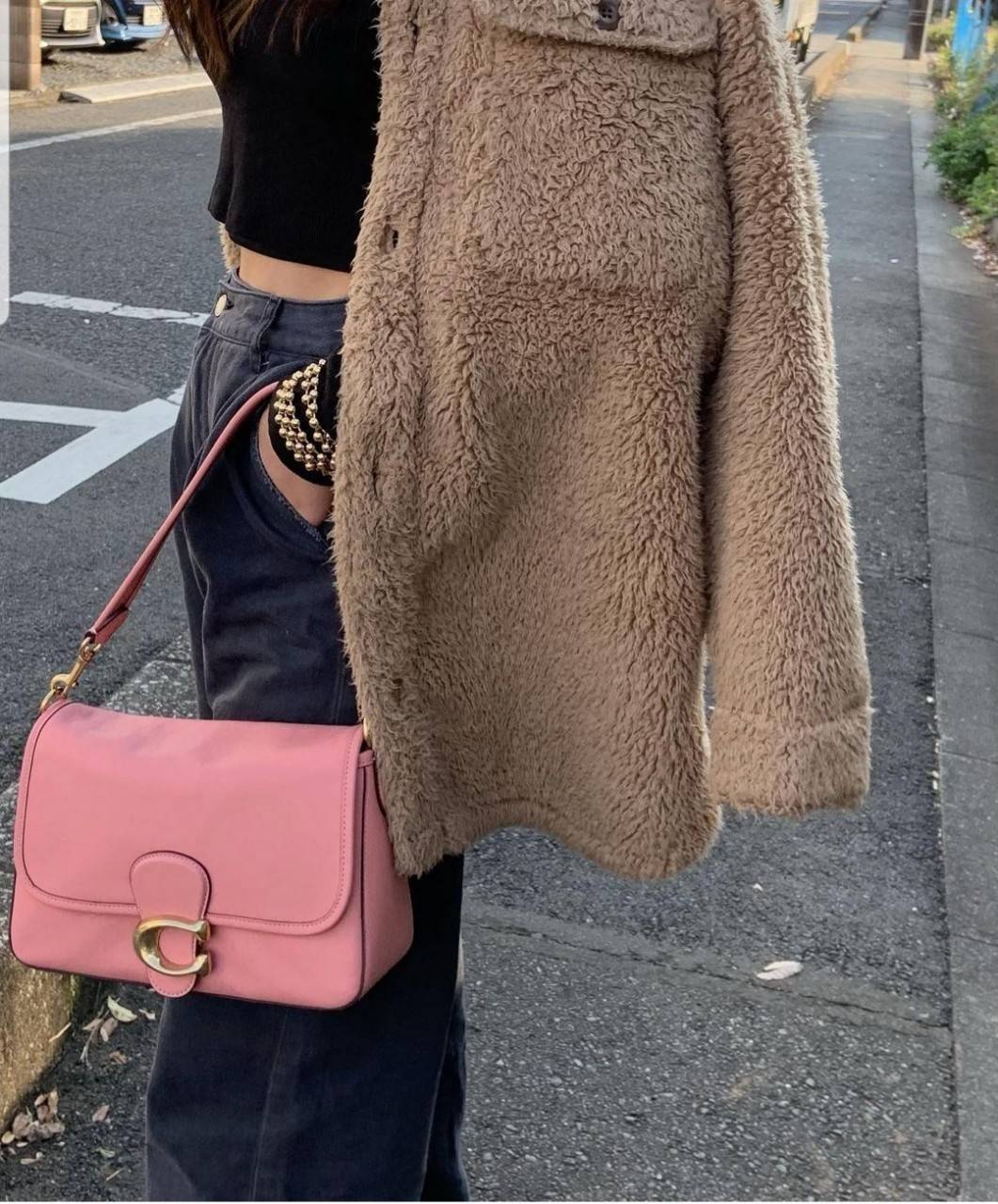 COACH SOFT TABBY SHOULDER BAG (C4823//C5261) กระเป๋าถือ กระเป๋าสะพาย ที่ใครๆก็เข้าถึงได้ หรูหรา คลาสสิค ลุคเรียบร้อย แต่ความสวยไม่น้อย! ดาเมจความลุคผู้ดีรุนแรงมาก!!เกินต้าน!!// วัสดุหนังแท้ทั้งใบ หนังเรียบ หนังนิ่มมากๆ อยู่ทรงสวยมากๆด้วย// ด้านในโล่งกว้าง