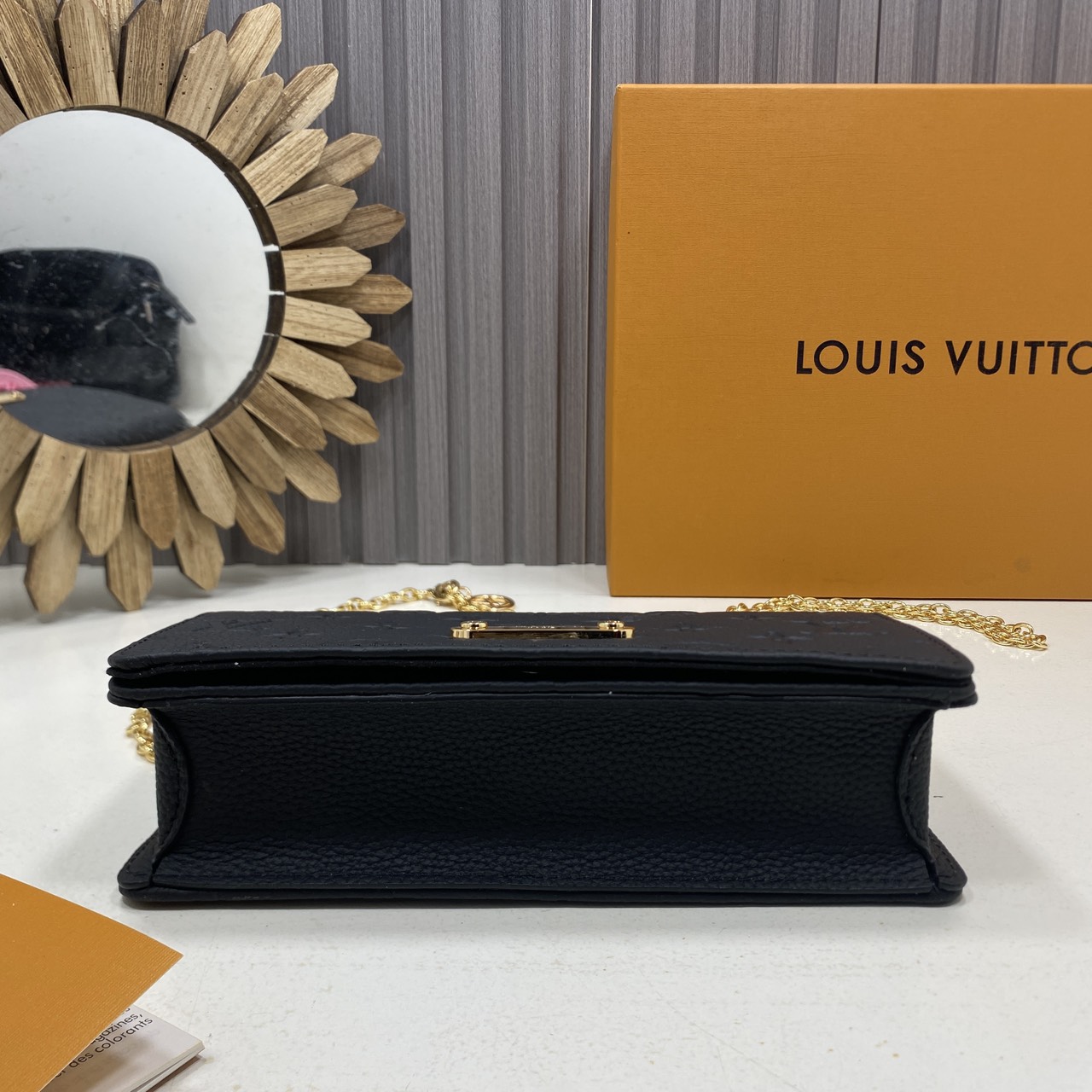 TOP ORI หนังแท้ | LV Wallet On Chain Lily Bag soft grained Monogram Empreinte leather กระเป๋าสะพายทรงคลัชถือเป็นกระเป๋าสตางค์ สายสะพายโซ่ทองหรูหราถอดได้ หนังแท้ลายเกรนเนื้อนุ่ม ทรงสี่เหลี่ยมทันสมัยเข้ากับลุคเรโทรเรียบหรู