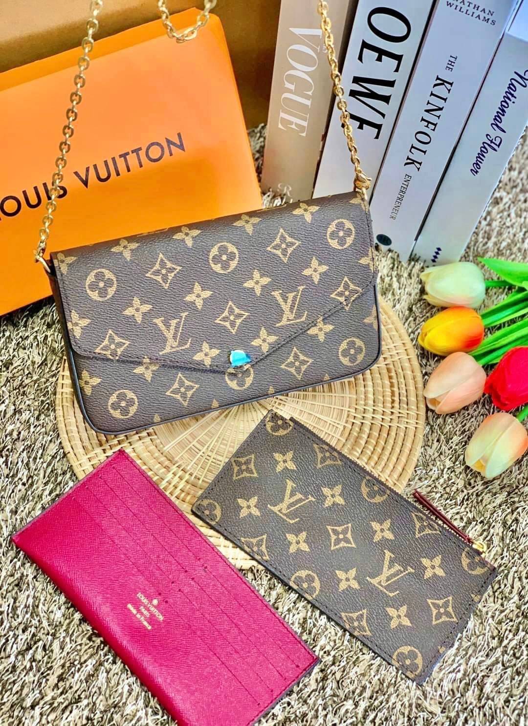 เน้นใช้งานได้จริงในชีวิตประจำวันค่ะ Louis vuitton felicie pochette พร้อมส่ง ซื้อ1ได้ถึง3!! มีไม่มาก หมดแล้วหมดเลยจ้าา! Premium gift จาก LV กระเป๋าสะพายข้างหรือถือแบบคลัทออกงาน หนังแกะแท้สวยงามค่ะ เปิดปิดกระเป๋าแบบกระดุม ภายในสามารถใส่มือถือได้ทุกรุ่น;พาสป