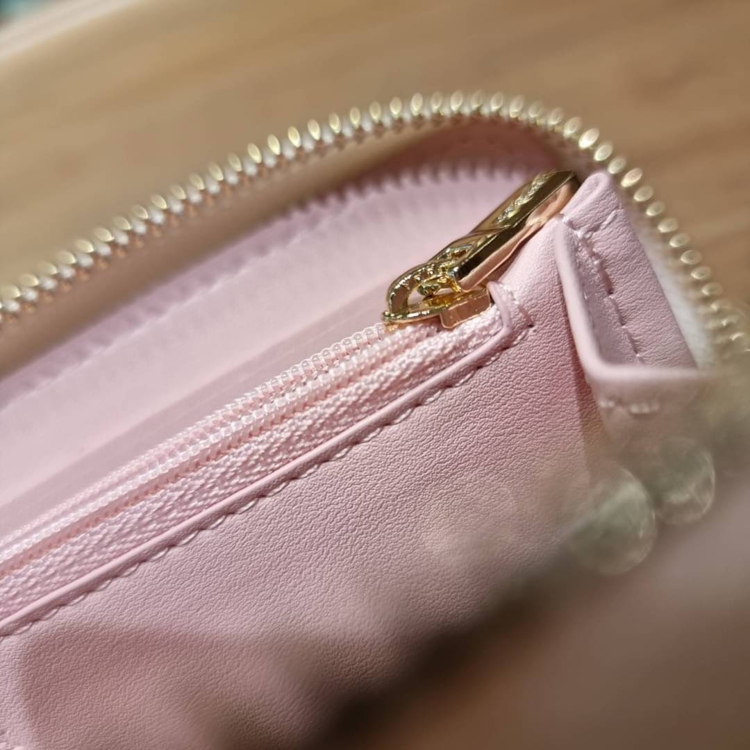 COACH ACCORDION ZIP WALLET IN SIGNATURE CANVAS WITH DAISY BUNDLE / MEADOW PRAIRIE / SPACED WILDFLOWER / DAISY BUNDLE PRINT C0033/F31778/69832 กระเป๋าสตางค์ใบยาว ลวดลายน่ารักน่าใช้มากๆ พื้นเป็นลายซีเอกลักษณ์ วัสดุหนังแคนวาสเคลือบลาย เปิด-ปิดด้วยซิปรอบ ใส่ม