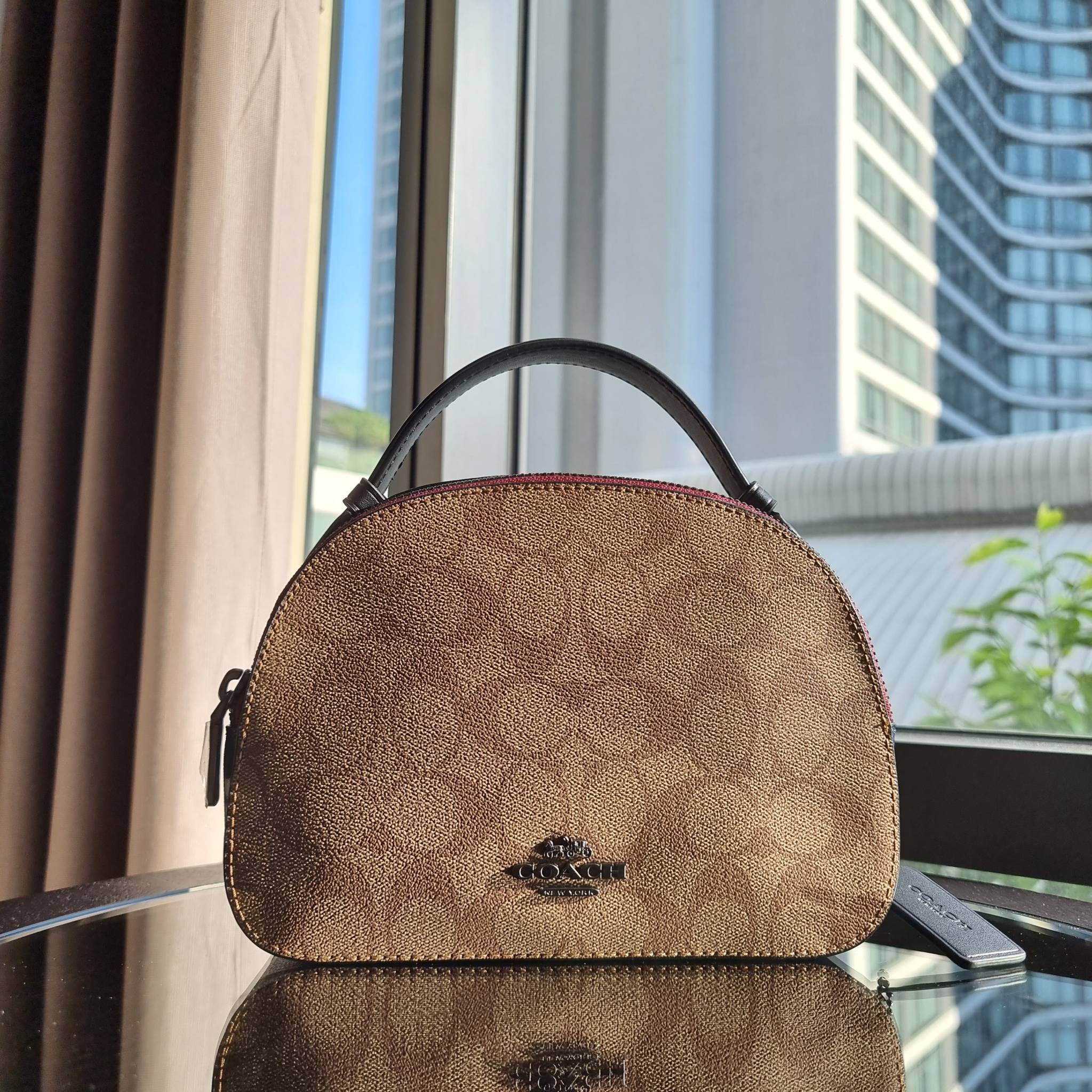 OUTLET 】COACH 1591 SERENA SATCHEL IN SIGNATURE CANVAS กระเป๋าสะพายคอลเลคชั่นยอดฮิต ดีไซน์ลุคผู้ดี ต้องยกให้น้องใบนี้เลย!! จัดสีขายดี สีลุคคุณหนูมาให้ สวยตาแตก!! วัสดุหนังแคนวาส เปิด-ปิดด้วยซิป 2 ช่องหลัก ภายในเป็นช่องโล่ง เก็บของได้แบบสบายๆ ใส่มือถือได้ทุ